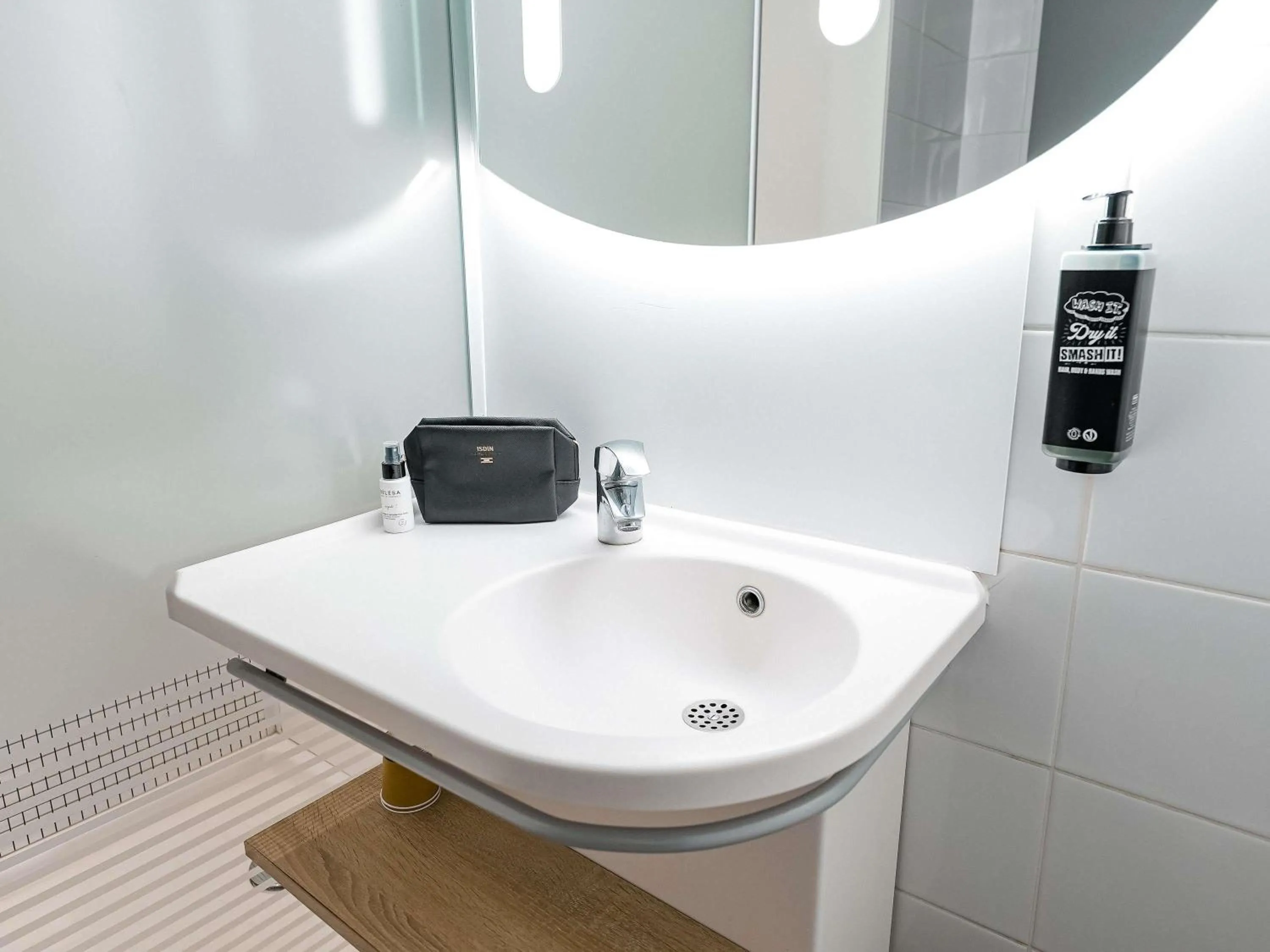 Bedroom in ibis budget Marseille Vieux Port