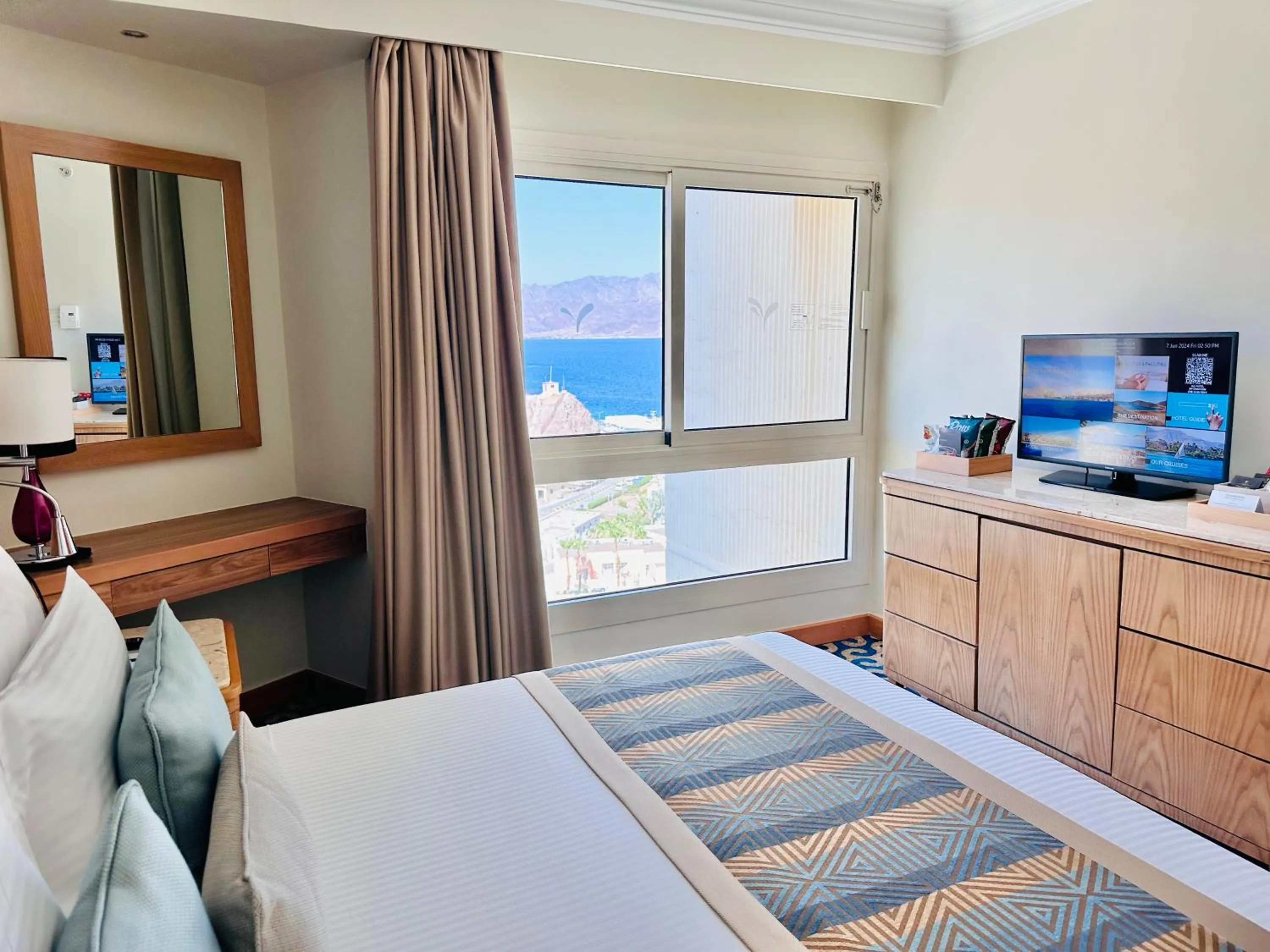 TV and multimedia, Bed in Steigenberger Hotel & Nelson Village, Taba