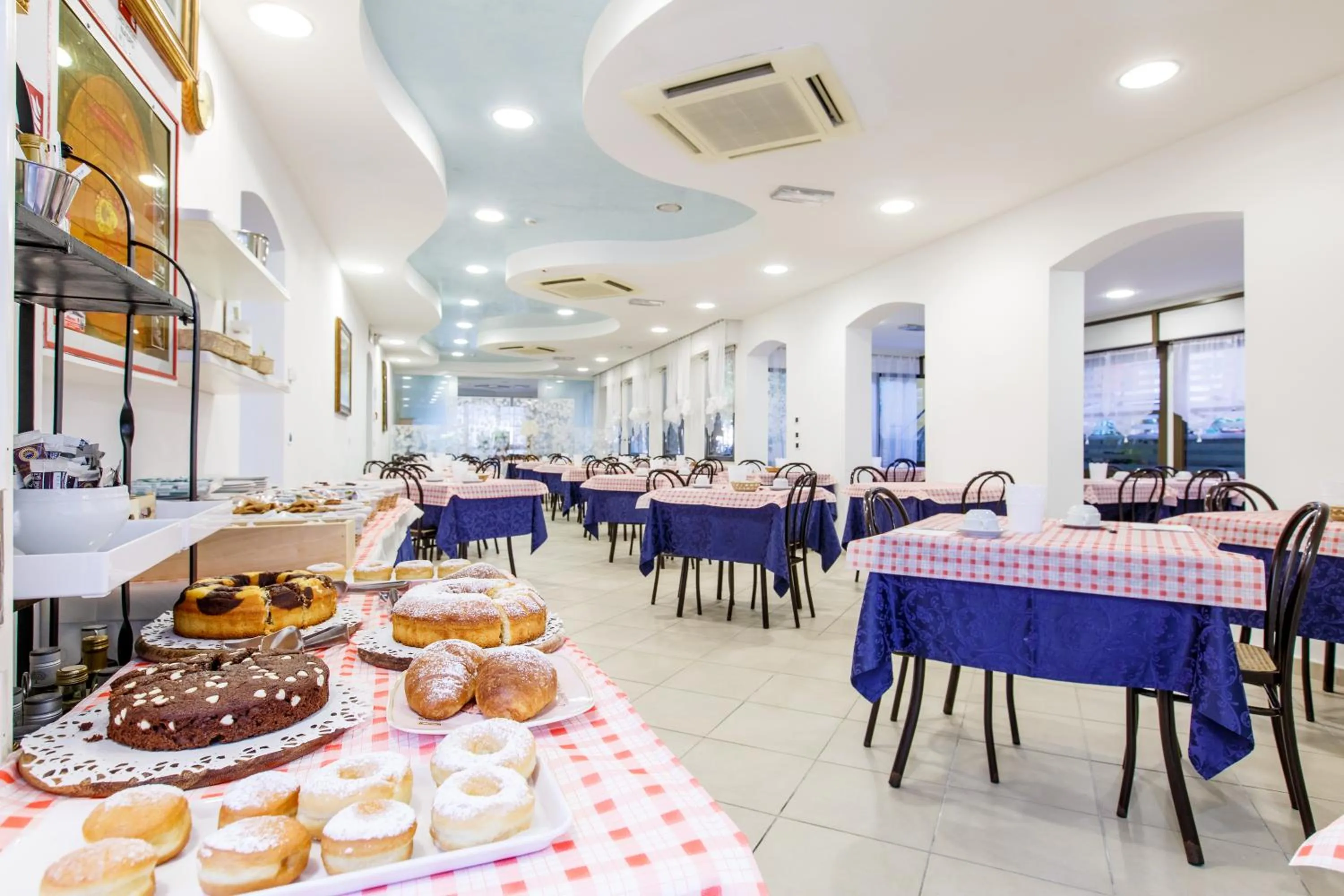 Restaurant/places to eat in NOIDUE Hotel