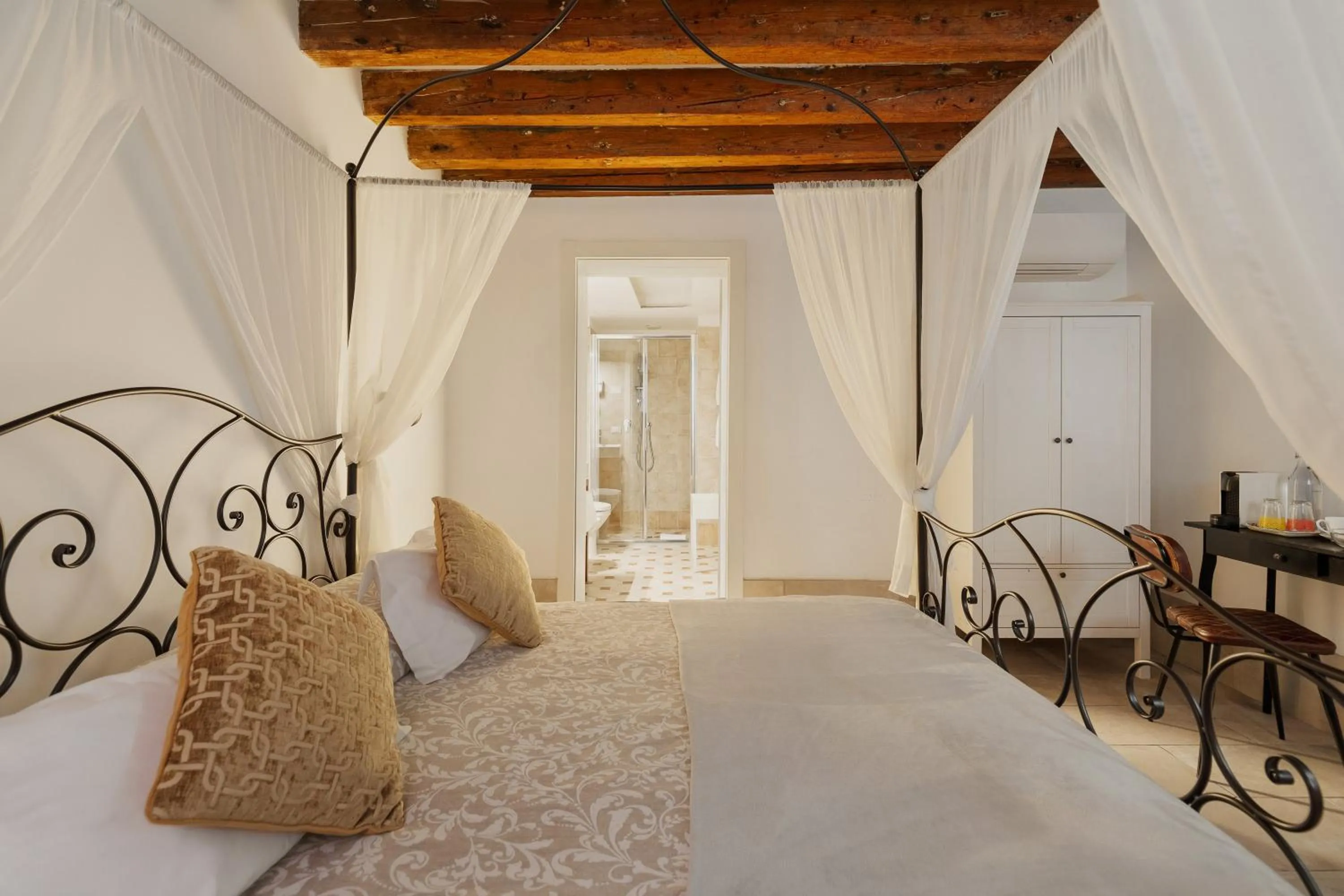 Photo of the whole room, Bed in Bianca Cappello House