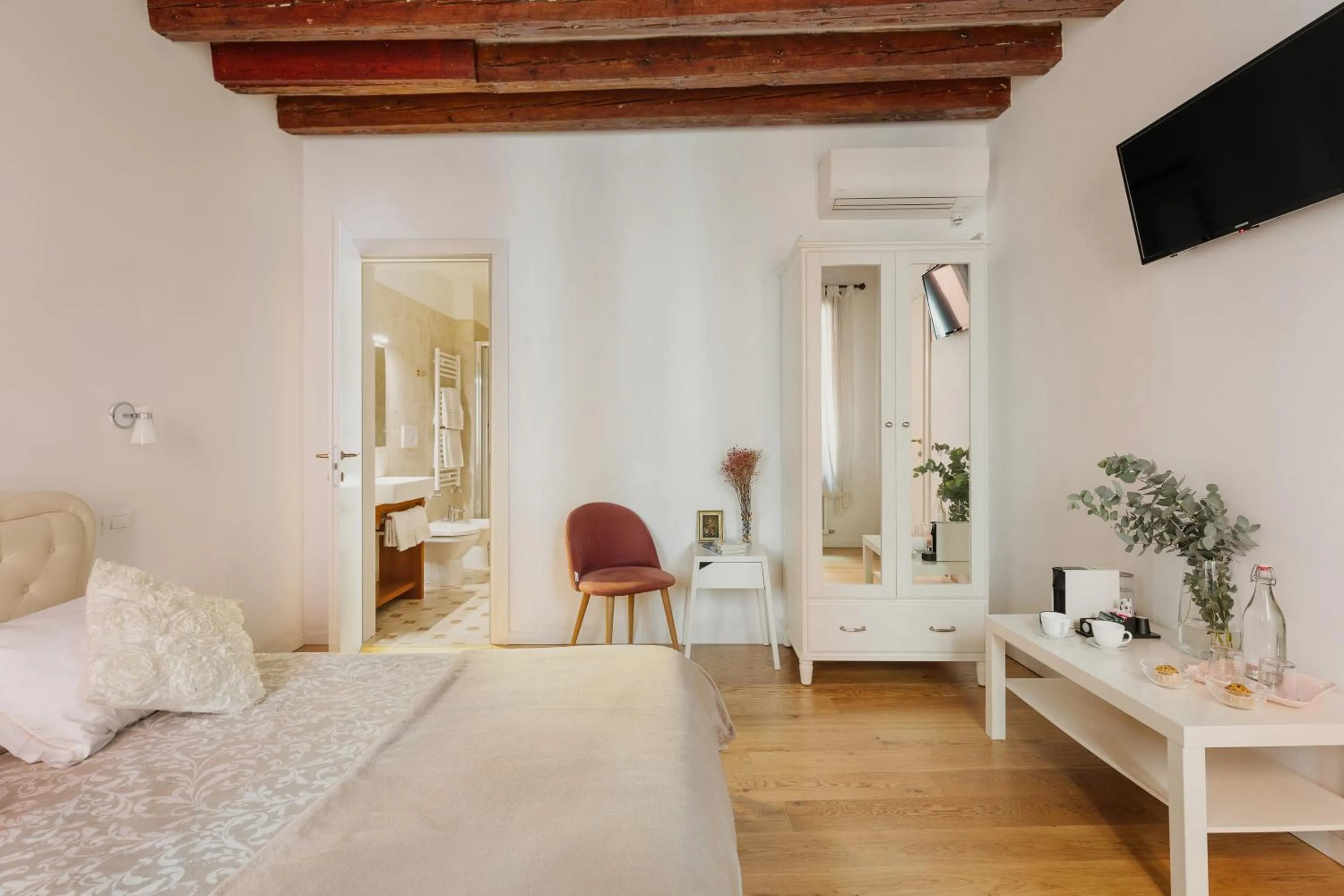 Photo of the whole room, Bed in Bianca Cappello House