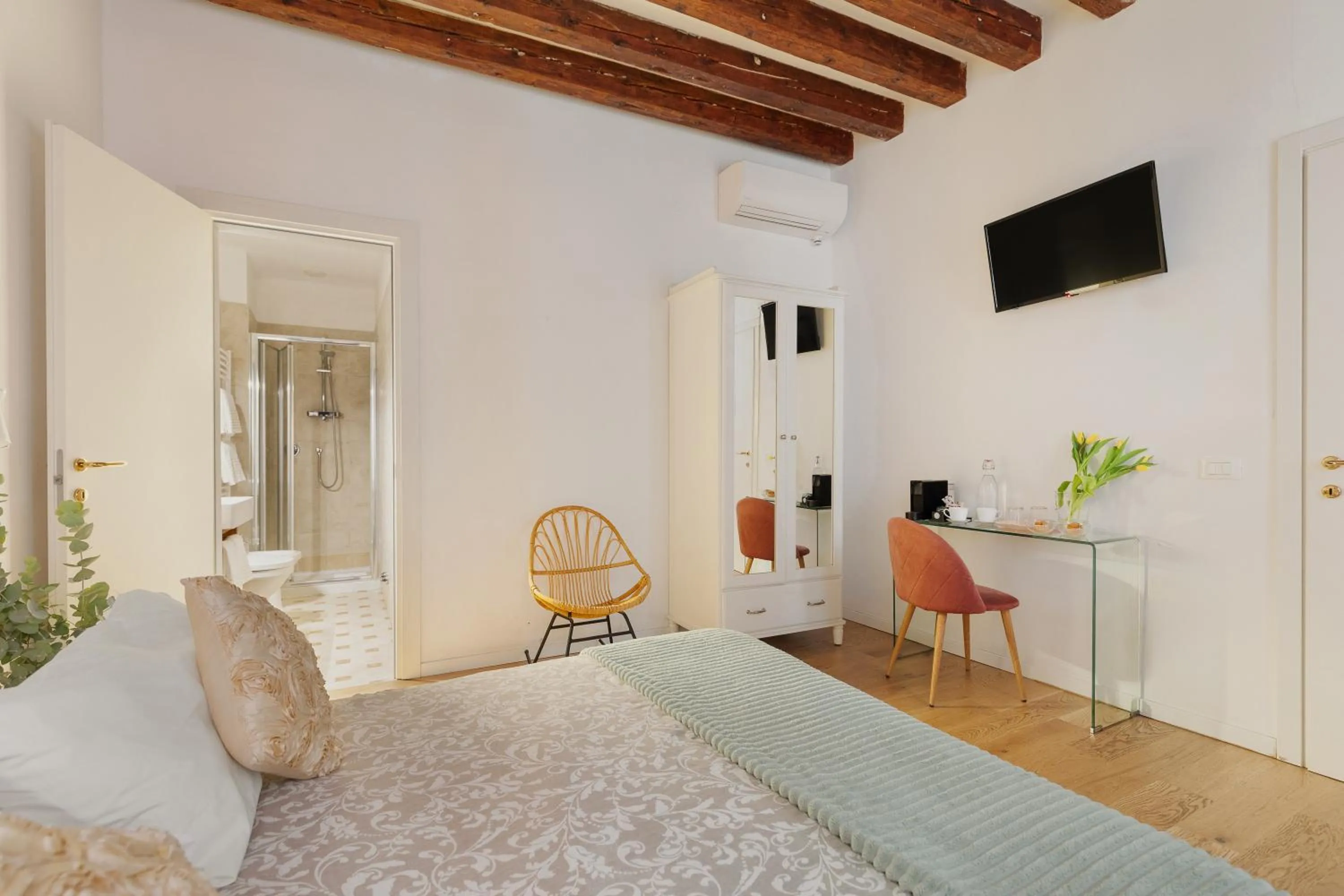 Photo of the whole room, Bed in Bianca Cappello House