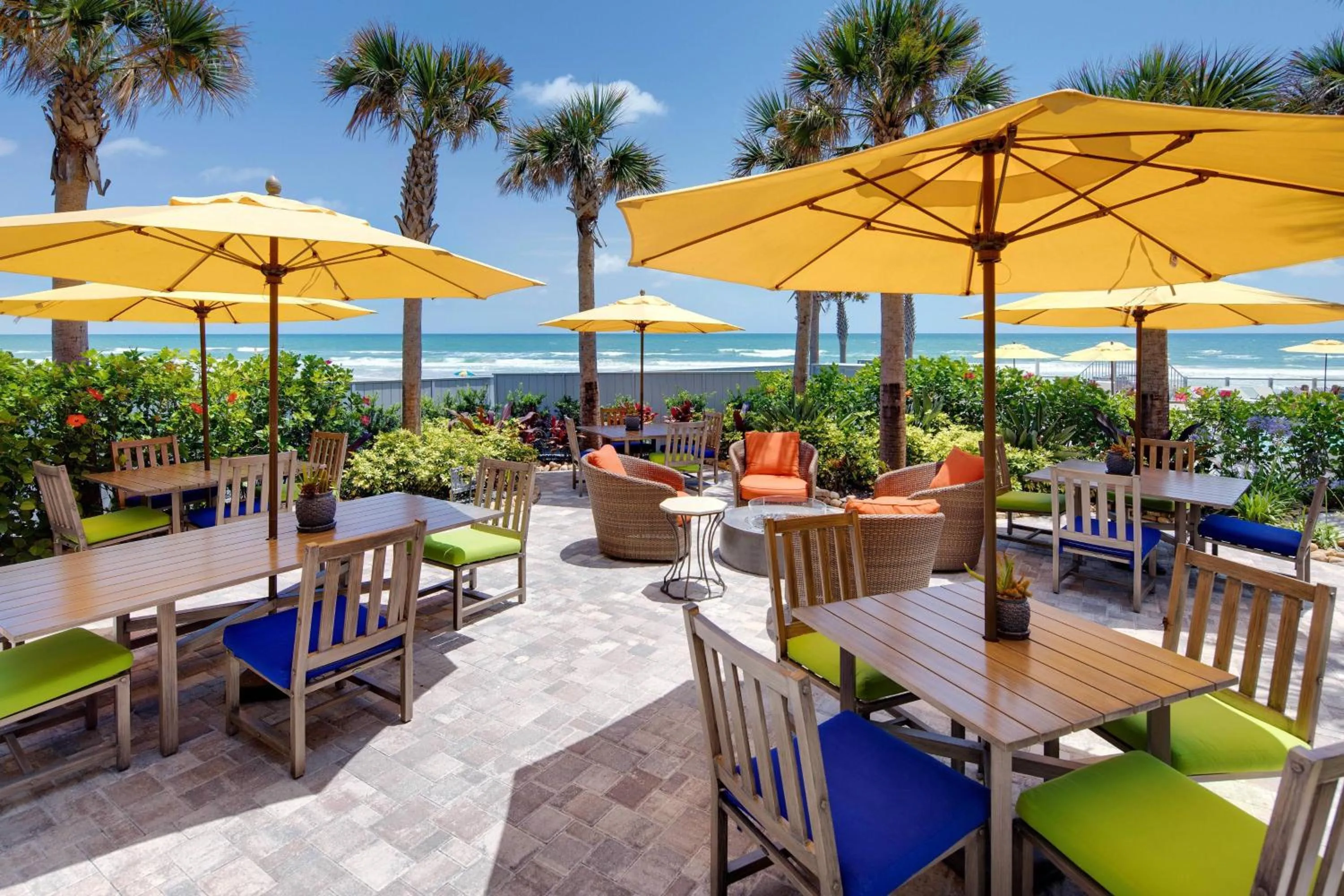 Lounge or bar in Delta Hotels by Marriott Daytona Beach Oceanfront