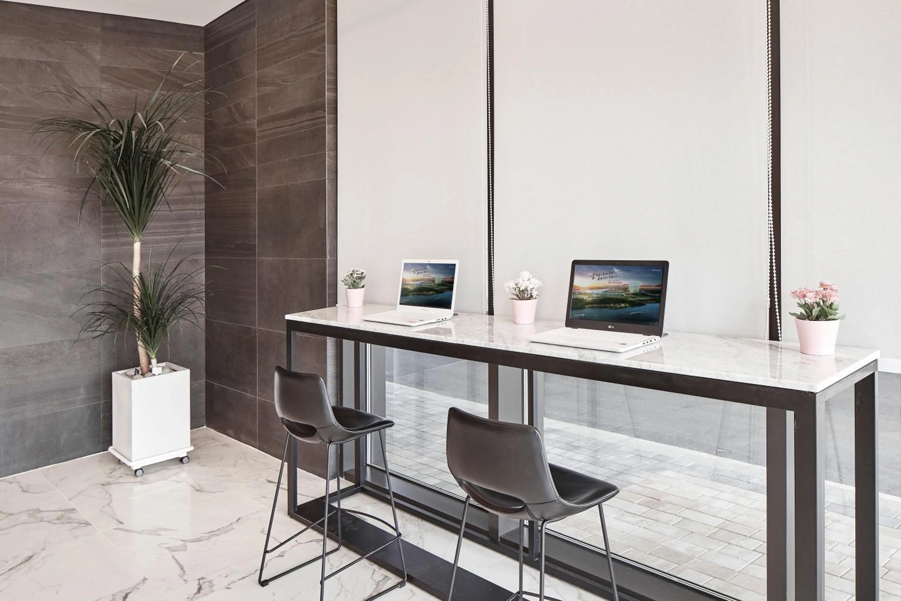 Business facilities in Ramada Encore by Wyndham Gimpo Han River Hotel