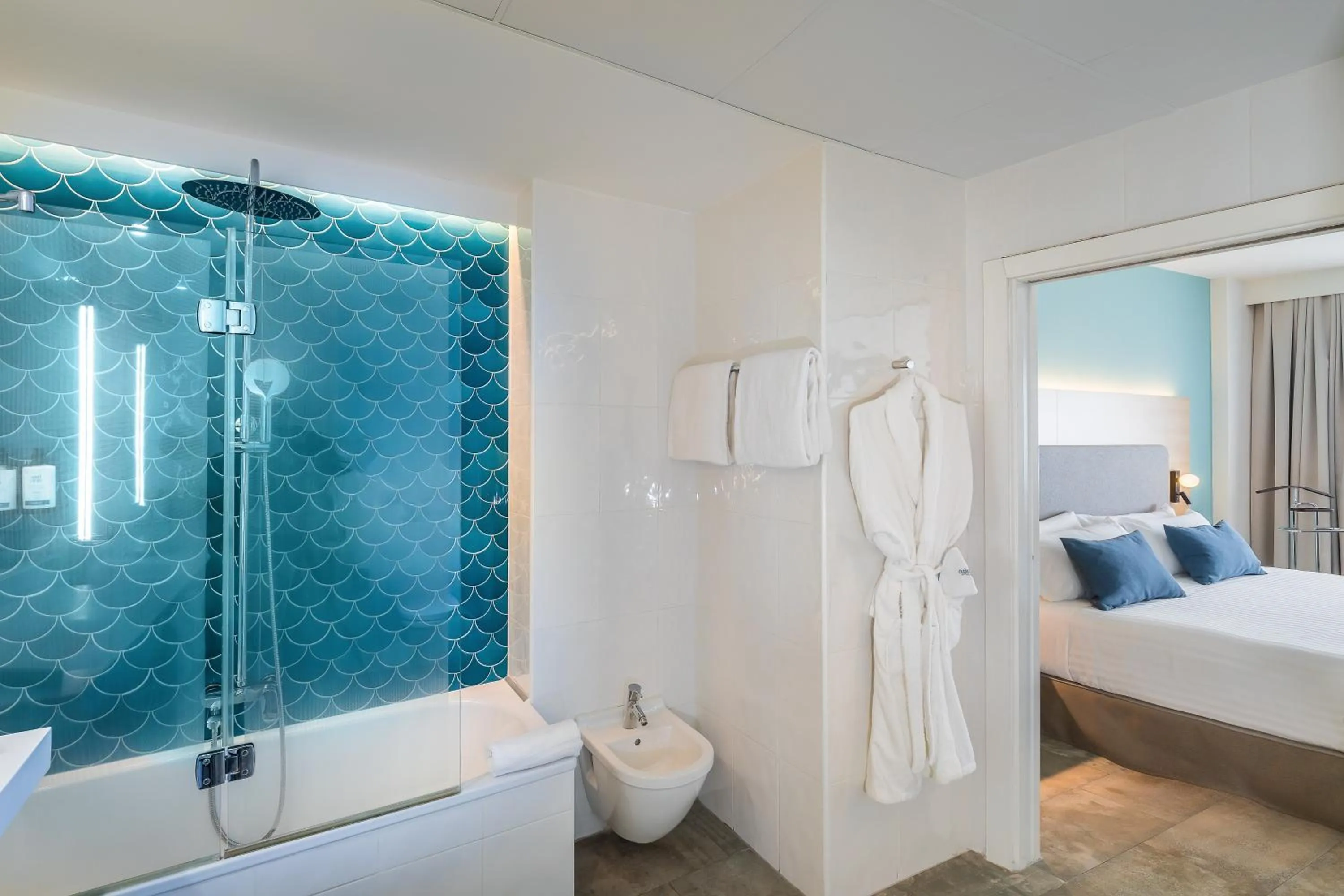 Bathroom, Bed in Occidental Murcia Agalia