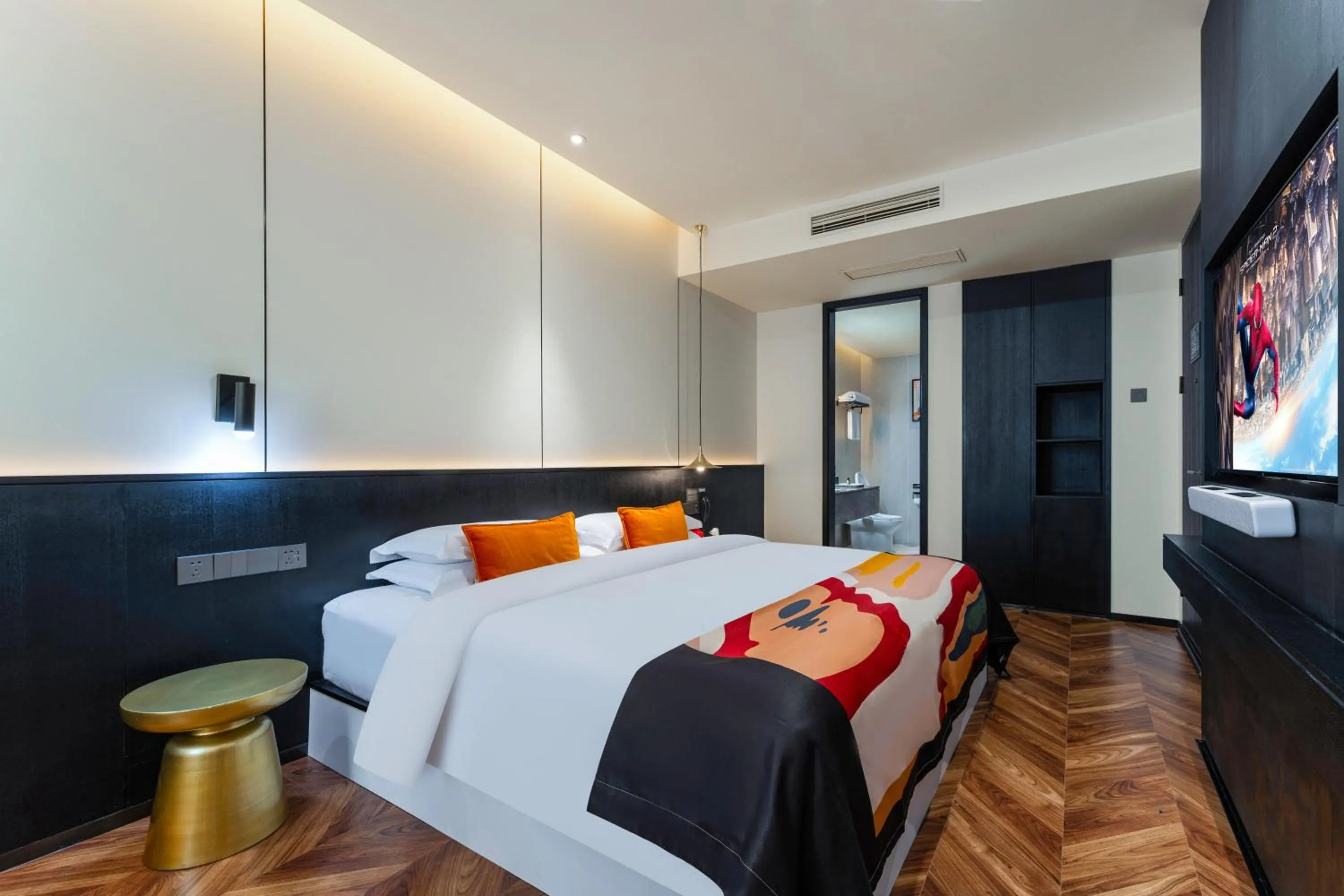Bed in HeSu Hidden Art Hotel & Suites -Near Xi'an Drum Tower and Yongning Gate -Free Laundry Luggage Storage -Kitty Café with Freshly Ground Coffee -24H Front Desk -English Service -Exclusive Subsidies for Dumpling Banquet & Show