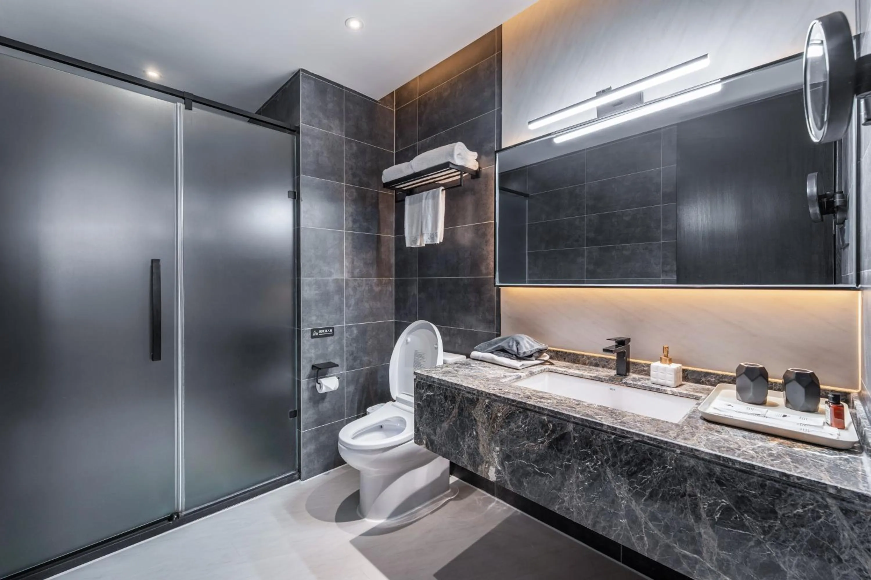 HeSu Hidden Art Hotel & Suites -Near Xi'an Drum Tower and Yongning Gate -Free Laundry Luggage Storage -Kitty Café with Freshly Ground Coffee -24H Front Desk -English Service -Exclusive Subsidies for Dumpling Banquet & Show