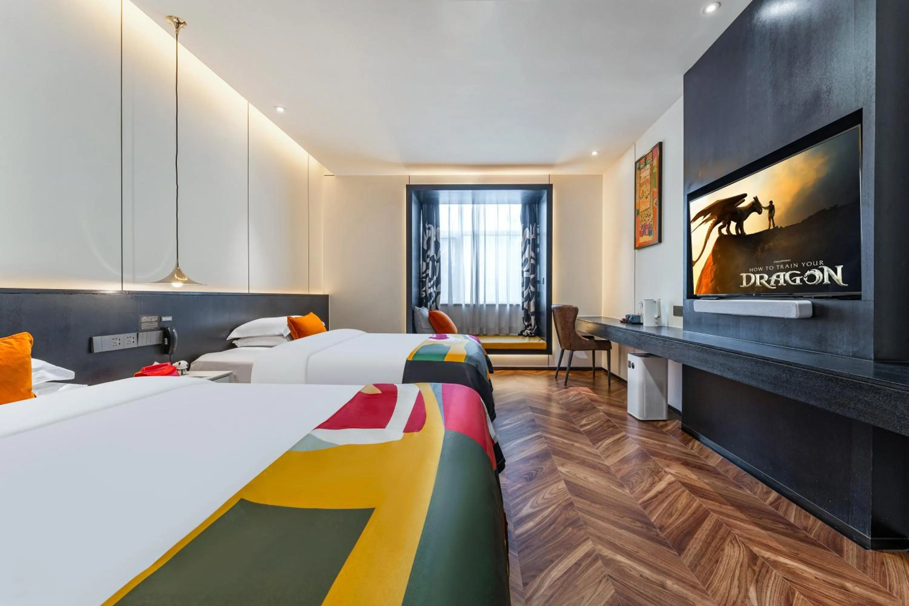 Bed in HeSu Hidden Art Hotel & Suites -Near Xi'an Drum Tower and Yongning Gate -Free Laundry Luggage Storage -Kitty Café with Freshly Ground Coffee -24H Front Desk -English Service -Exclusive Subsidies for Dumpling Banquet & Show