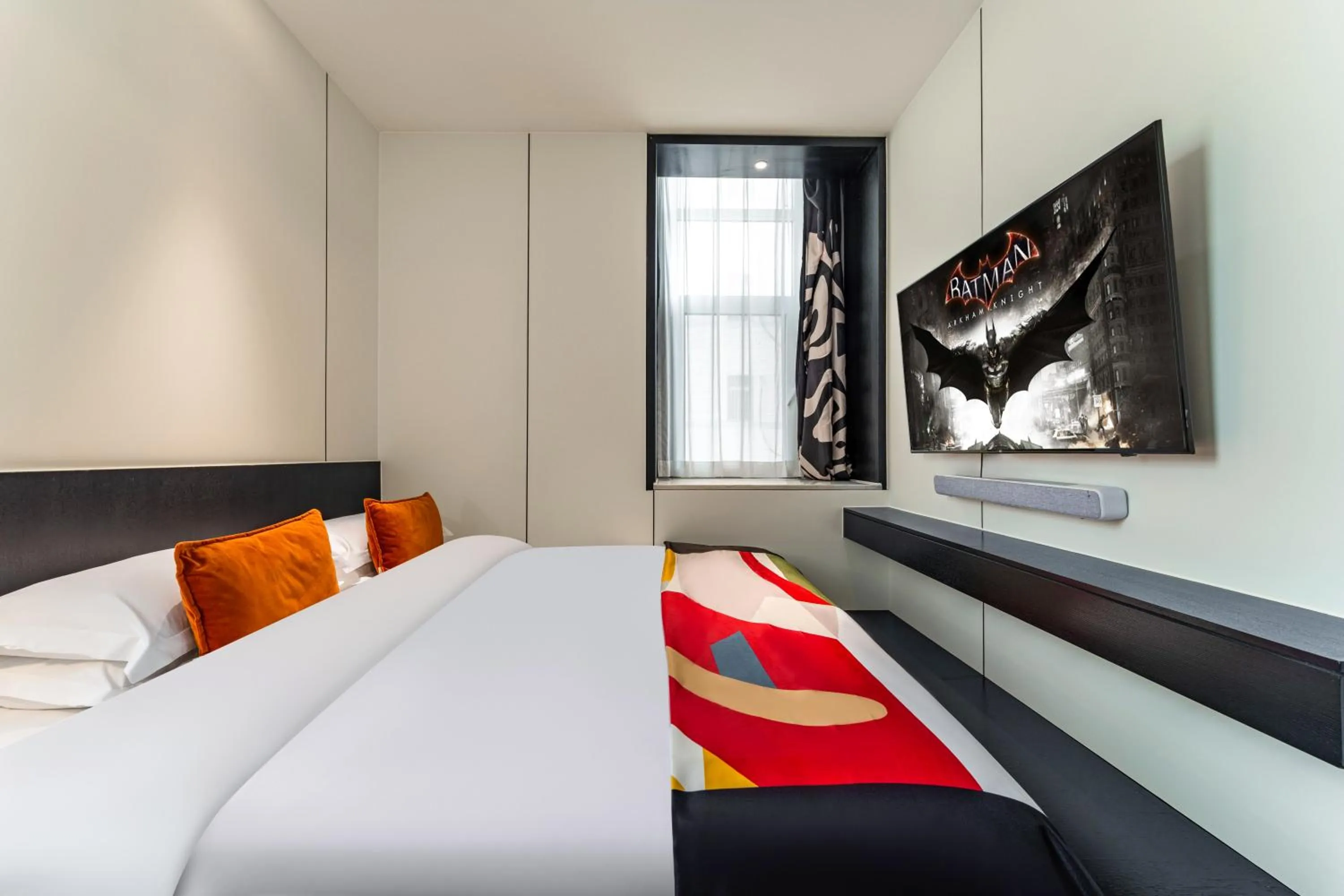 Bed in HeSu Hidden Art Hotel & Suites -Near Xi'an Drum Tower and Yongning Gate -Free Laundry Luggage Storage -Kitty Café with Freshly Ground Coffee -24H Front Desk -English Service -Exclusive Subsidies for Dumpling Banquet & Show