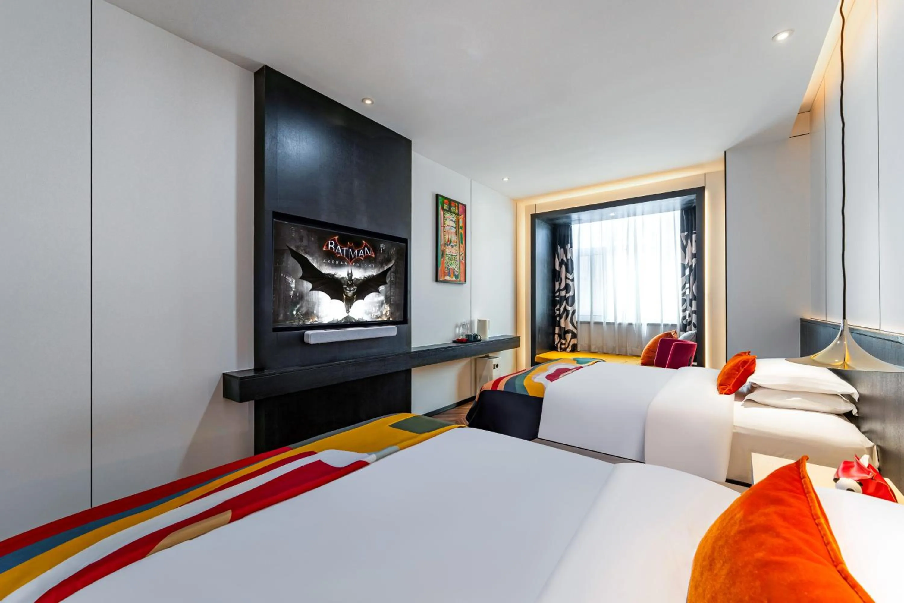 Bed in HeSu Hidden Art Hotel & Suites -Near Xi'an Drum Tower and Yongning Gate -Free Laundry Luggage Storage -Kitty Café with Freshly Ground Coffee -24H Front Desk -English Service -Exclusive Subsidies for Dumpling Banquet & Show