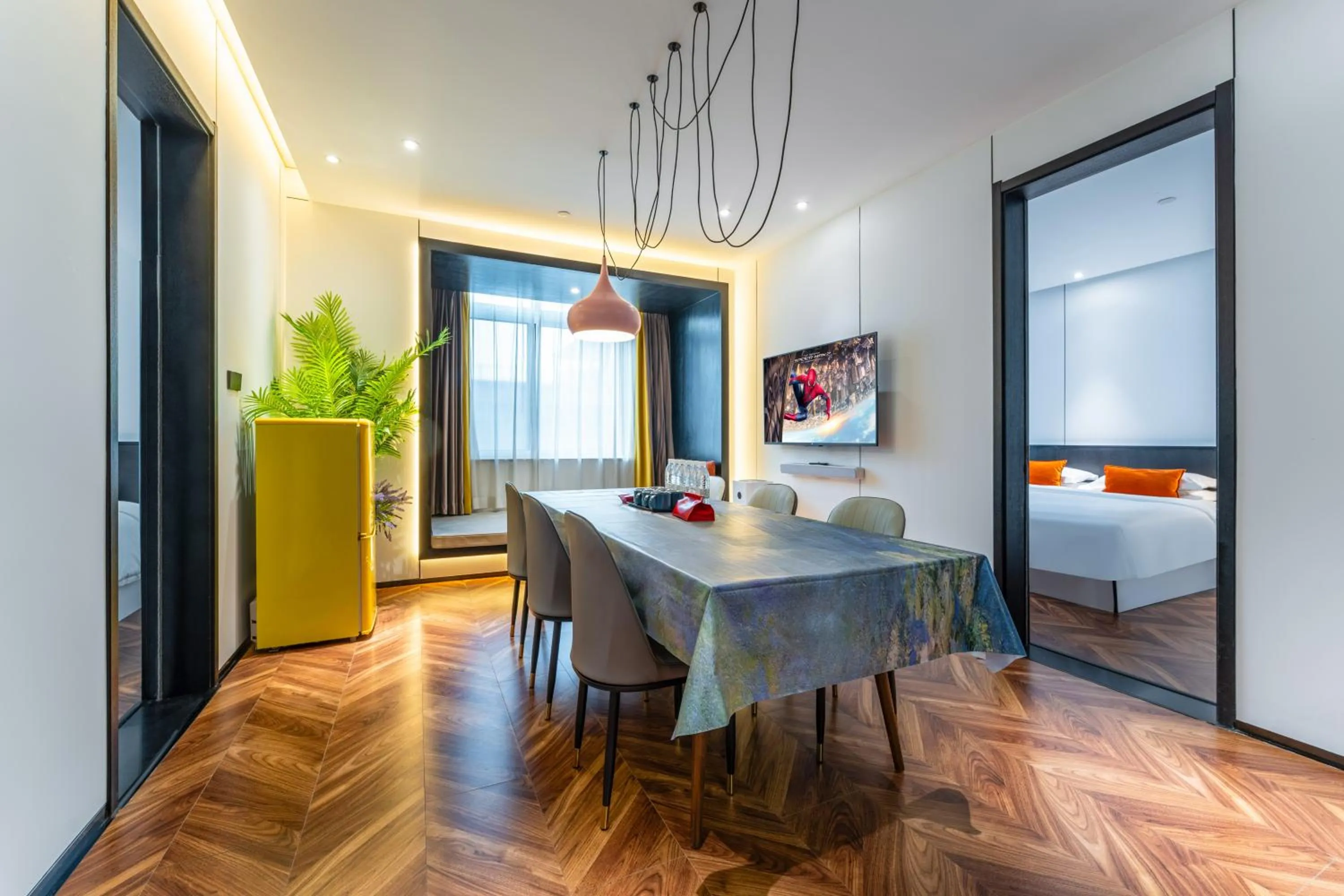 Bed in HeSu Hidden Art Hotel & Suites -Near Xi'an Drum Tower and Yongning Gate -Free Laundry Luggage Storage -Kitty Café with Freshly Ground Coffee -24H Front Desk -English Service -Exclusive Subsidies for Dumpling Banquet & Show