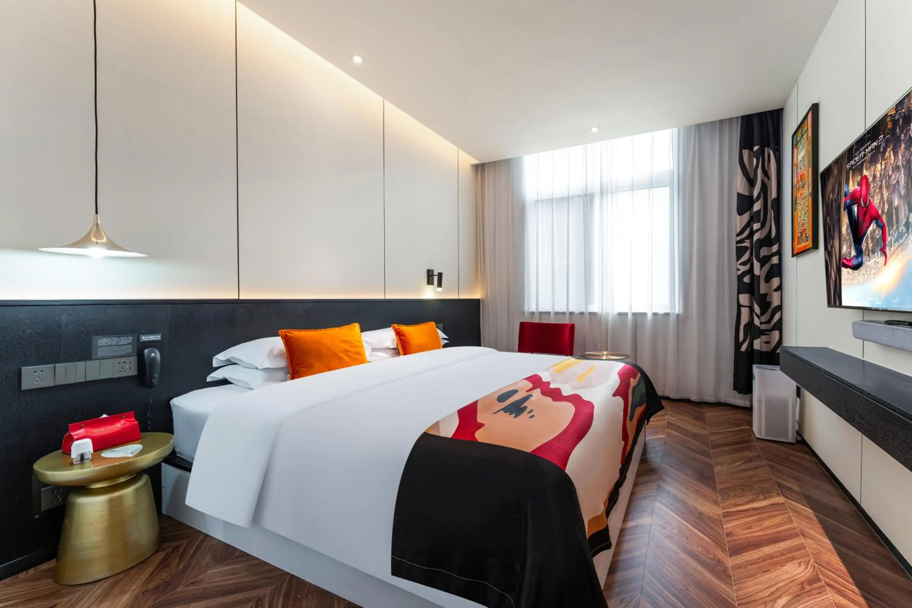 Bed in HeSu Hidden Art Hotel & Suites -Near Xi'an Drum Tower and Yongning Gate -Free Laundry Luggage Storage -Kitty Café with Freshly Ground Coffee -24H Front Desk -English Service -Exclusive Subsidies for Dumpling Banquet & Show