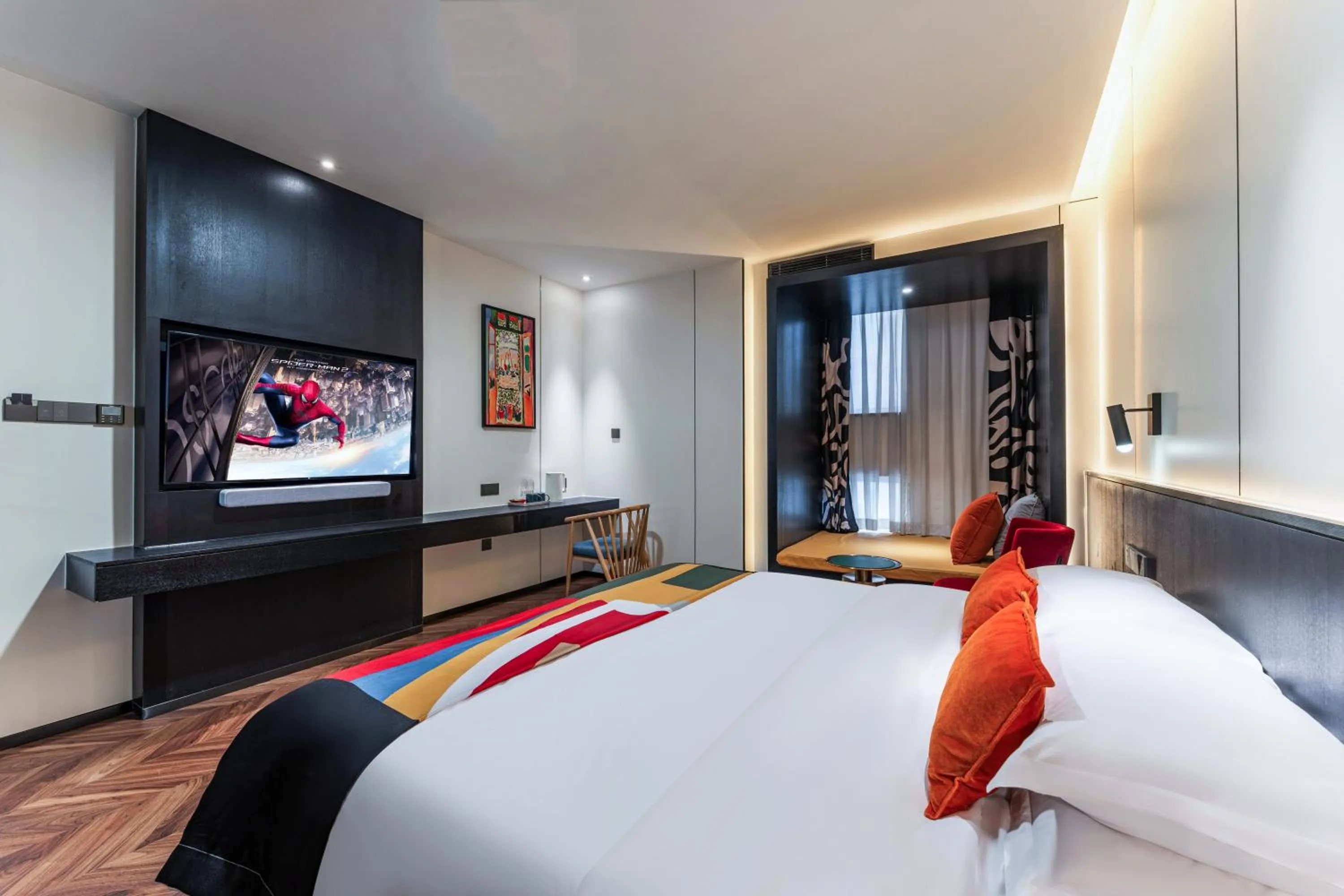 Bed in HeSu Hidden Art Hotel & Suites -Near Xi'an Drum Tower and Yongning Gate -Free Laundry Luggage Storage -Kitty Café with Freshly Ground Coffee -24H Front Desk -English Service -Exclusive Subsidies for Dumpling Banquet & Show