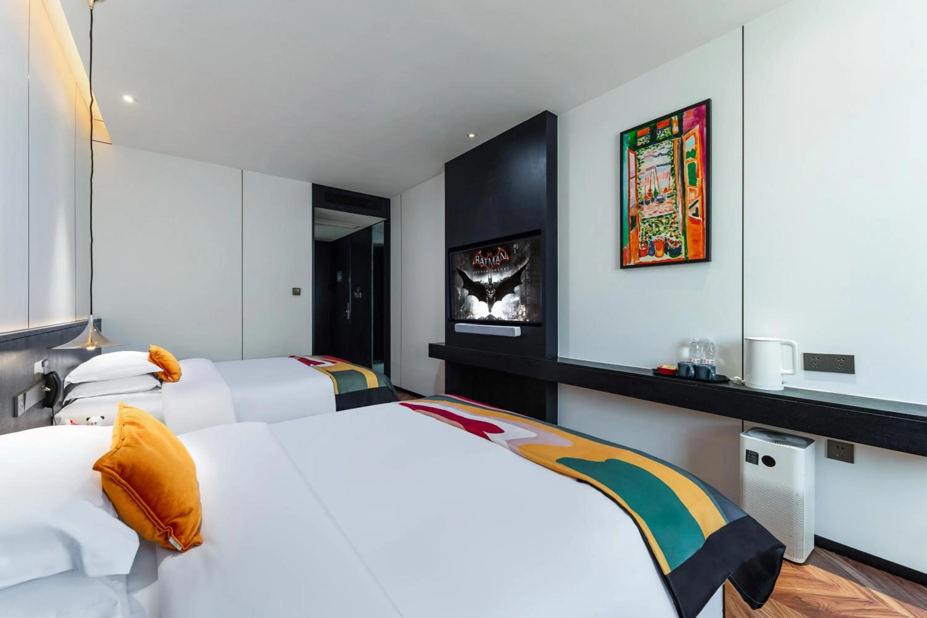 Bed in HeSu Hidden Art Hotel & Suites -Near Xi'an Drum Tower and Yongning Gate -Free Laundry Luggage Storage -Kitty Café with Freshly Ground Coffee -24H Front Desk -English Service -Exclusive Subsidies for Dumpling Banquet & Show