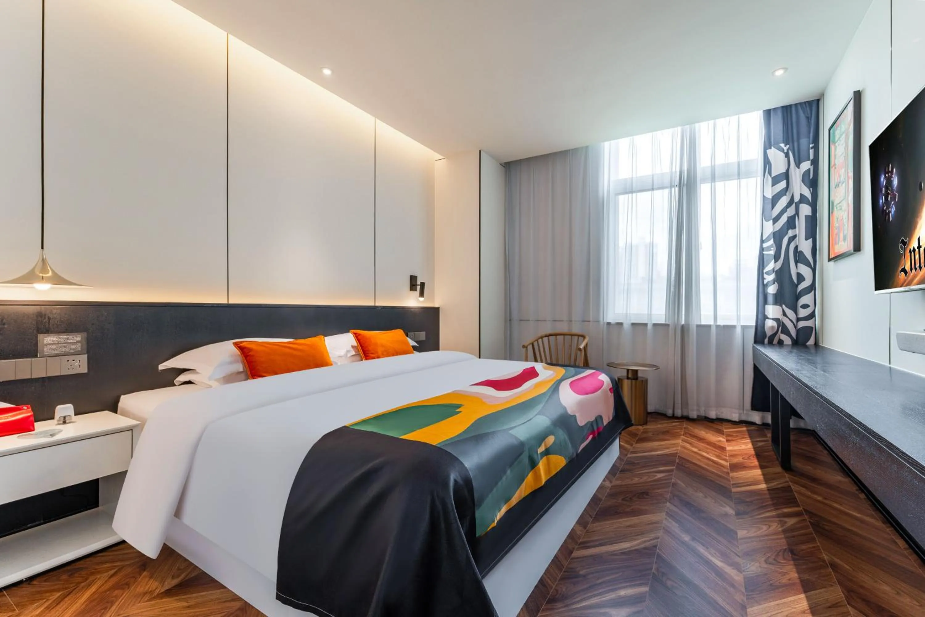 Bed in HeSu Hidden Art Hotel & Suites -Near Xi'an Drum Tower and Yongning Gate -Free Laundry Luggage Storage -Kitty Café with Freshly Ground Coffee -24H Front Desk -English Service -Exclusive Subsidies for Dumpling Banquet & Show