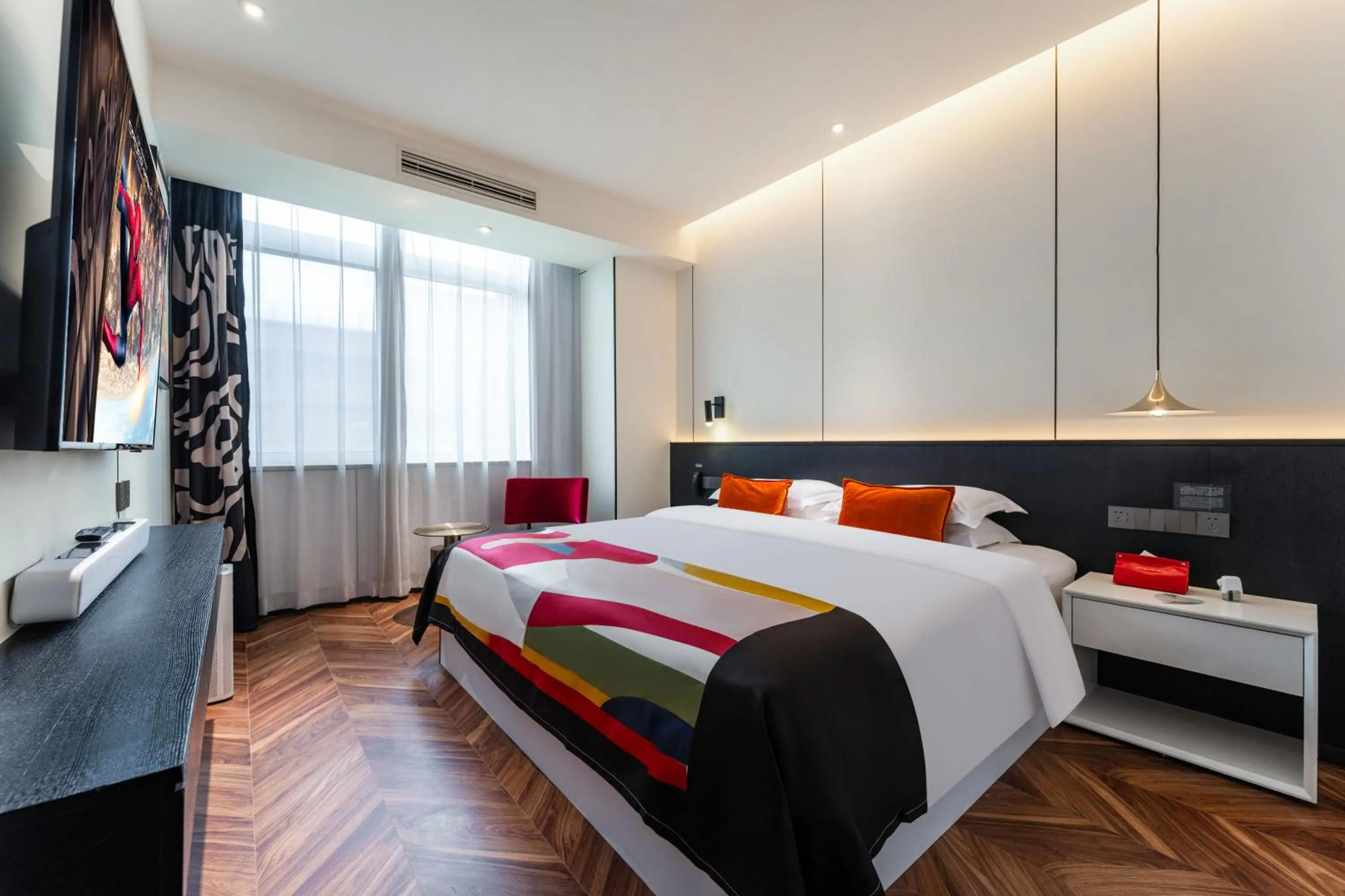 Bed in HeSu Hidden Art Hotel & Suites -Near Xi'an Drum Tower and Yongning Gate -Free Laundry Luggage Storage -Kitty Café with Freshly Ground Coffee -24H Front Desk -English Service -Exclusive Subsidies for Dumpling Banquet & Show
