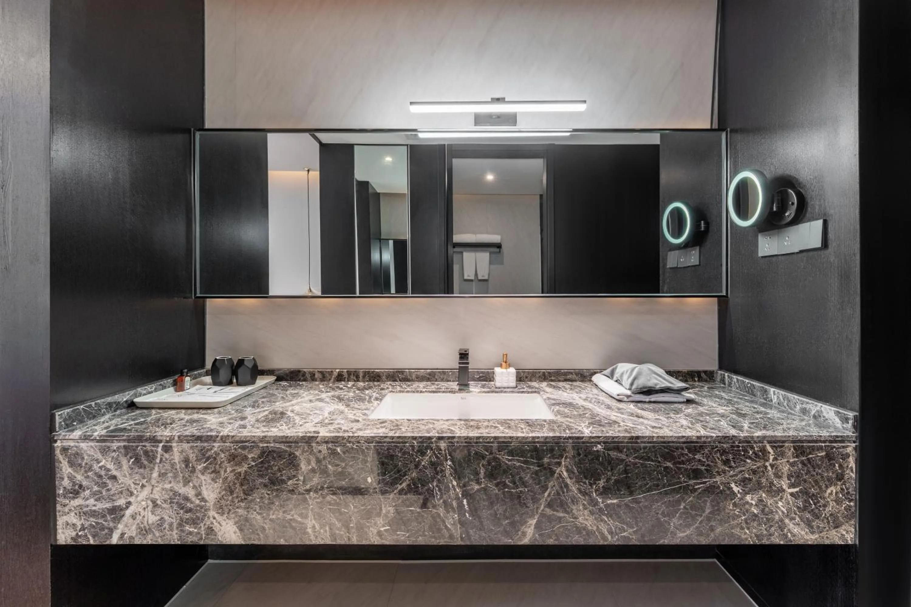 HeSu Hidden Art Hotel & Suites -Near Xi'an Drum Tower and Yongning Gate -Free Laundry Luggage Storage -Kitty Café with Freshly Ground Coffee -24H Front Desk -English Service -Exclusive Subsidies for Dumpling Banquet & Show