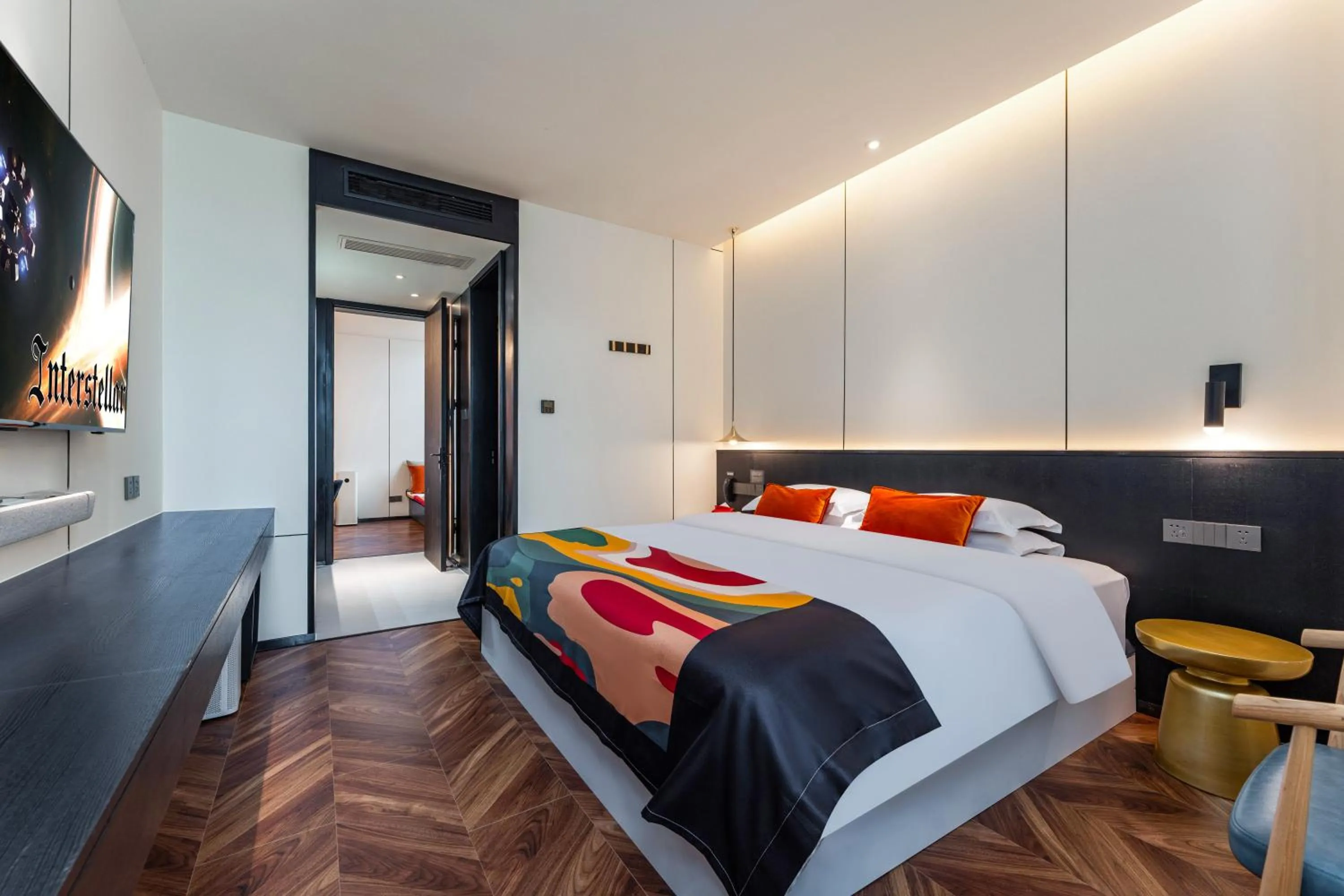 Bed in HeSu Hidden Art Hotel & Suites -Near Xi'an Drum Tower and Yongning Gate -Free Laundry Luggage Storage -Kitty Café with Freshly Ground Coffee -24H Front Desk -English Service -Exclusive Subsidies for Dumpling Banquet & Show