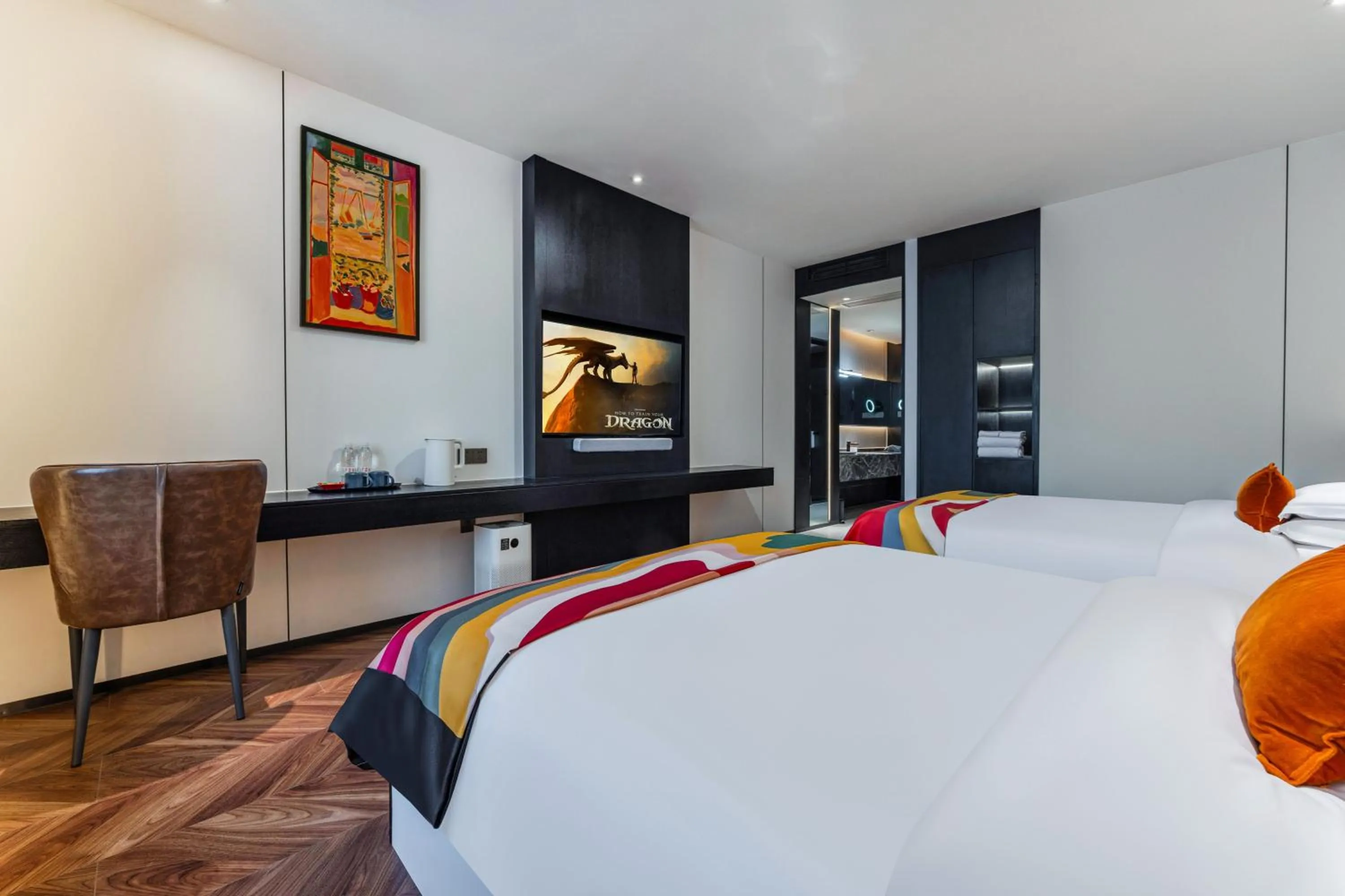 Bed in HeSu Hidden Art Hotel & Suites -Near Xi'an Drum Tower and Yongning Gate -Free Laundry Luggage Storage -Kitty Café with Freshly Ground Coffee -24H Front Desk -English Service -Exclusive Subsidies for Dumpling Banquet & Show