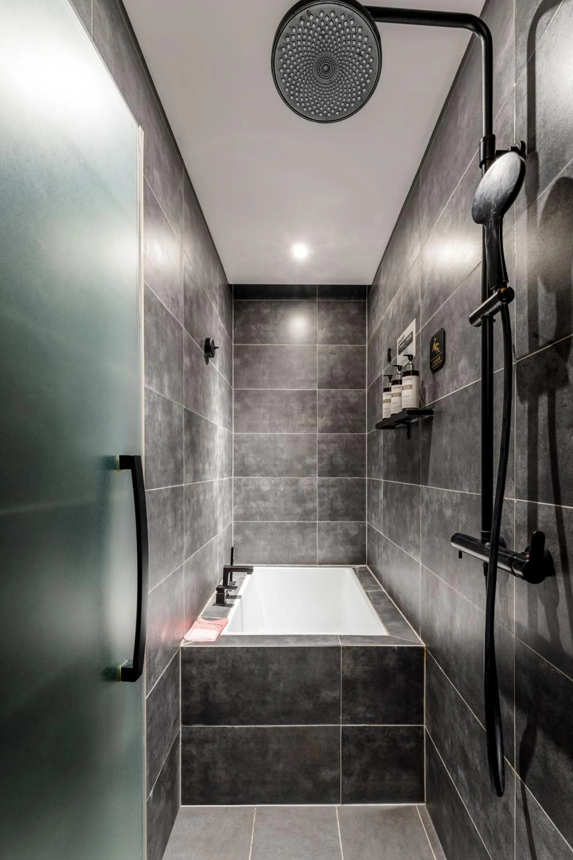 HeSu Hidden Art Hotel & Suites -Near Xi'an Drum Tower and Yongning Gate -Free Laundry Luggage Storage -Kitty Café with Freshly Ground Coffee -24H Front Desk -English Service -Exclusive Subsidies for Dumpling Banquet & Show