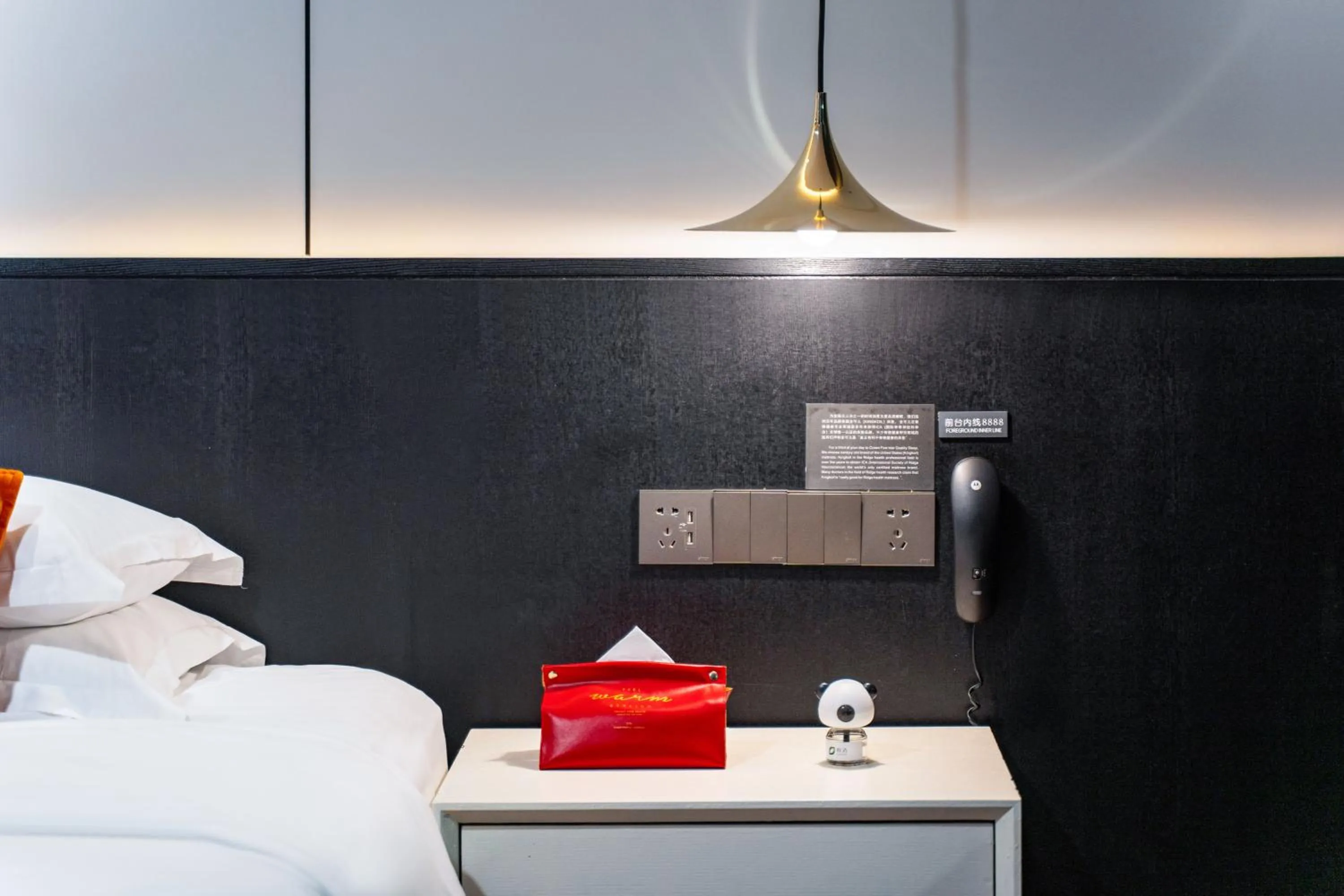 Bed in HeSu Hidden Art Hotel & Suites -Near Xi'an Drum Tower and Yongning Gate -Free Laundry Luggage Storage -Kitty Café with Freshly Ground Coffee -24H Front Desk -English Service -Exclusive Subsidies for Dumpling Banquet & Show