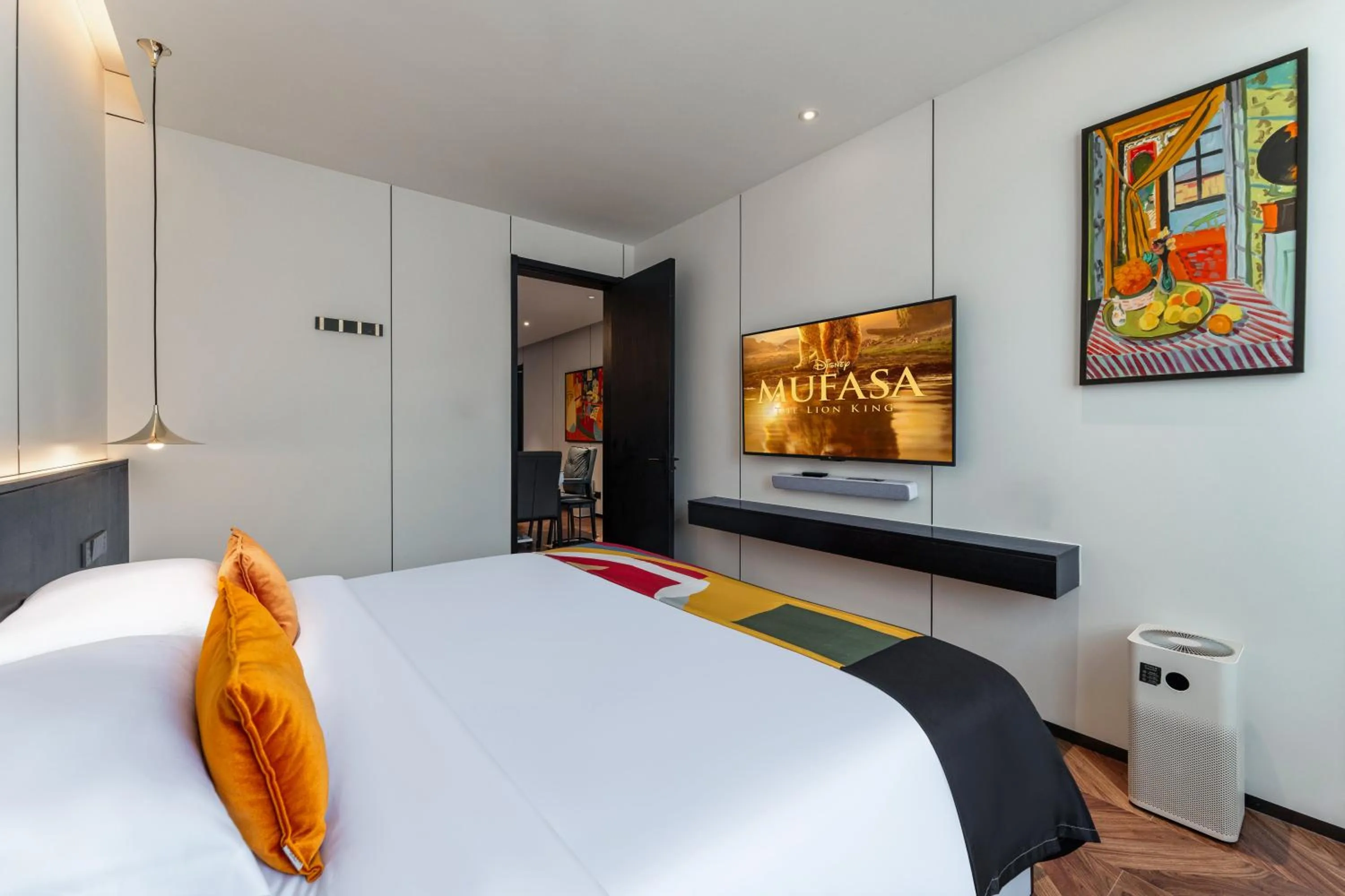 Bed in HeSu Hidden Art Hotel & Suites -Near Xi'an Drum Tower and Yongning Gate -Free Laundry Luggage Storage -Kitty Café with Freshly Ground Coffee -24H Front Desk -English Service -Exclusive Subsidies for Dumpling Banquet & Show