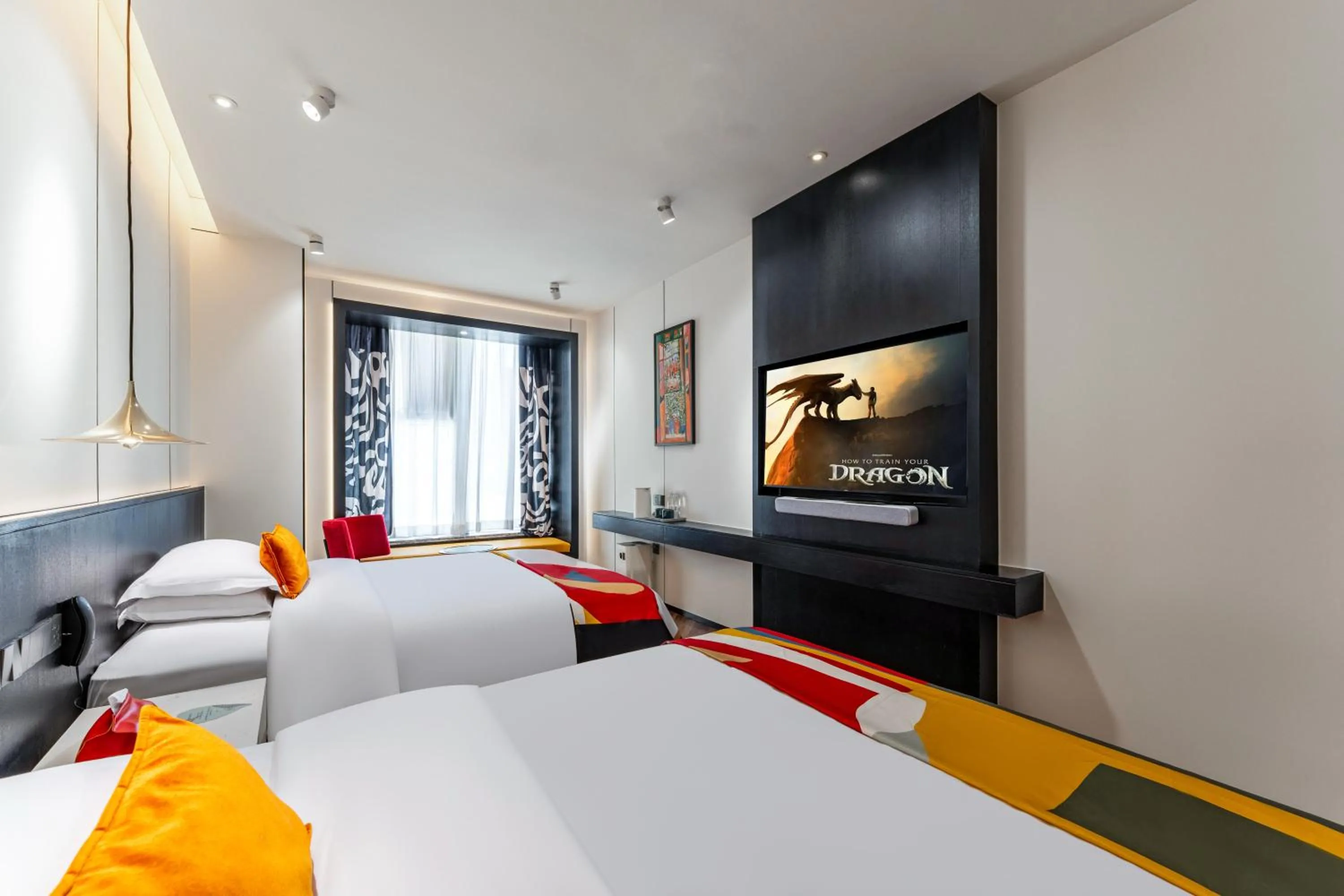 Bed in HeSu Hidden Art Hotel & Suites -Near Xi'an Drum Tower and Yongning Gate -Free Laundry Luggage Storage -Kitty Café with Freshly Ground Coffee -24H Front Desk -English Service -Exclusive Subsidies for Dumpling Banquet & Show