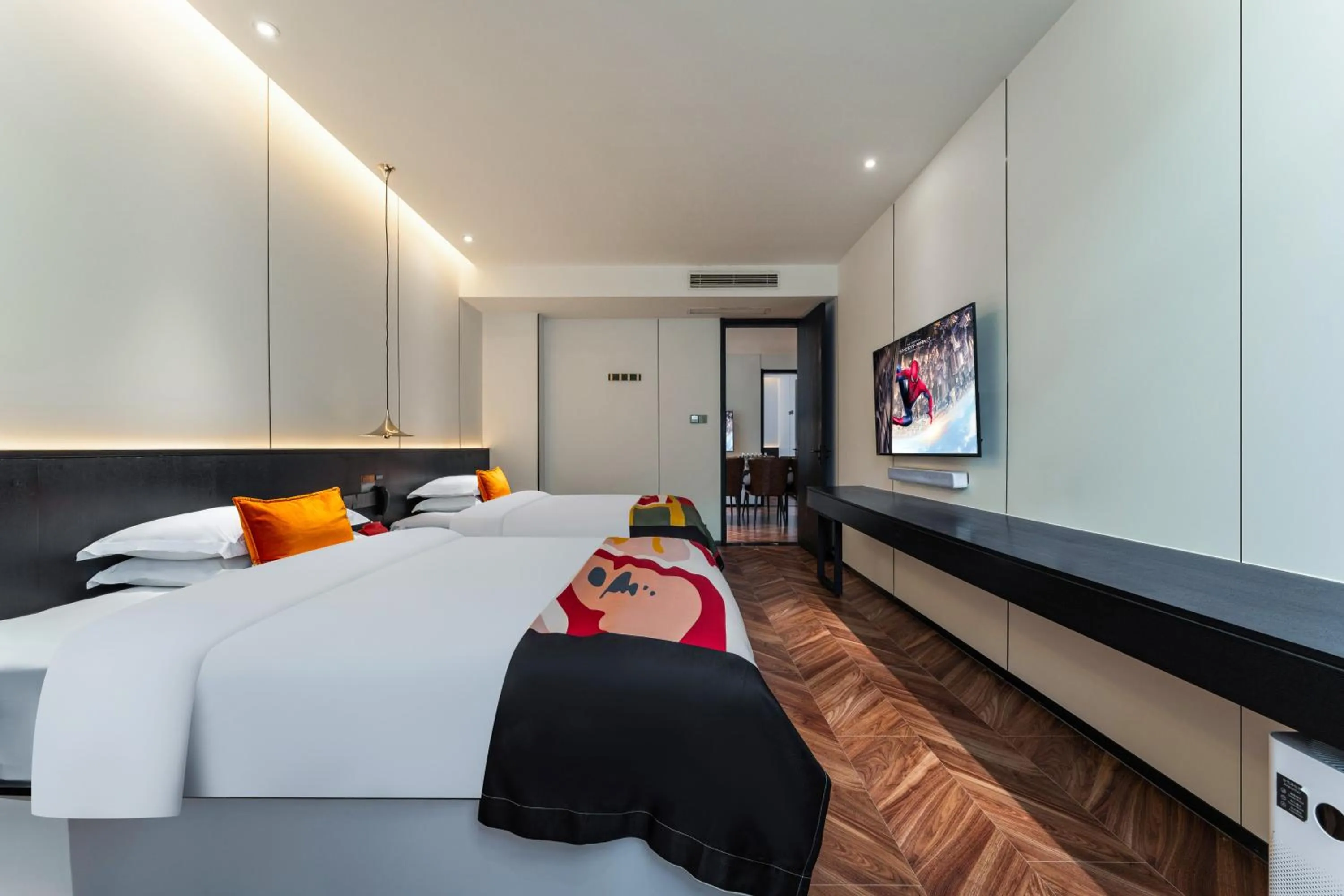 Bed in HeSu Hidden Art Hotel & Suites -Near Xi'an Drum Tower and Yongning Gate -Free Laundry Luggage Storage -Kitty Café with Freshly Ground Coffee -24H Front Desk -English Service -Exclusive Subsidies for Dumpling Banquet & Show