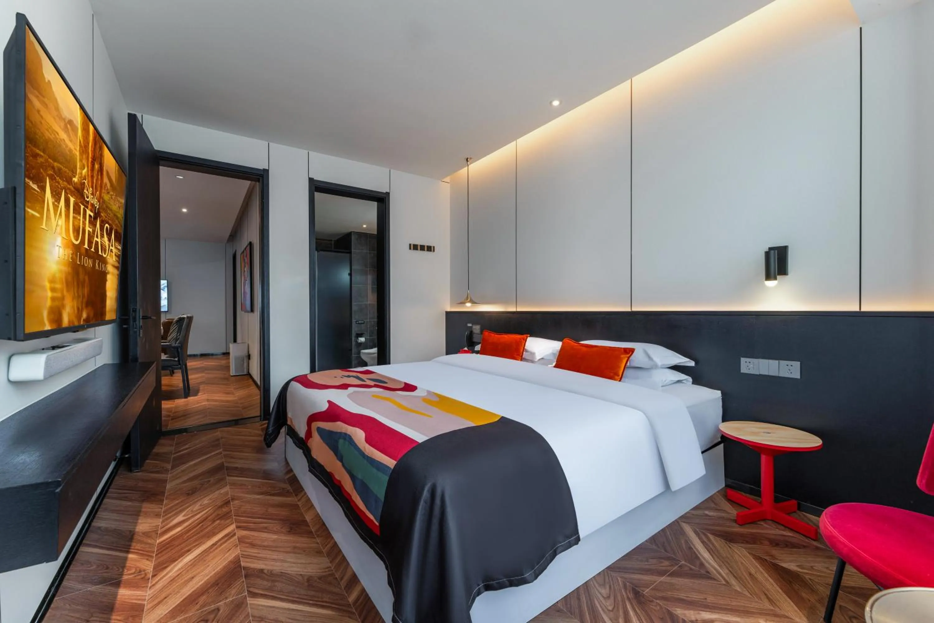 Bed in HeSu Hidden Art Hotel & Suites -Near Xi'an Drum Tower and Yongning Gate -Free Laundry Luggage Storage -Kitty Café with Freshly Ground Coffee -24H Front Desk -English Service -Exclusive Subsidies for Dumpling Banquet & Show