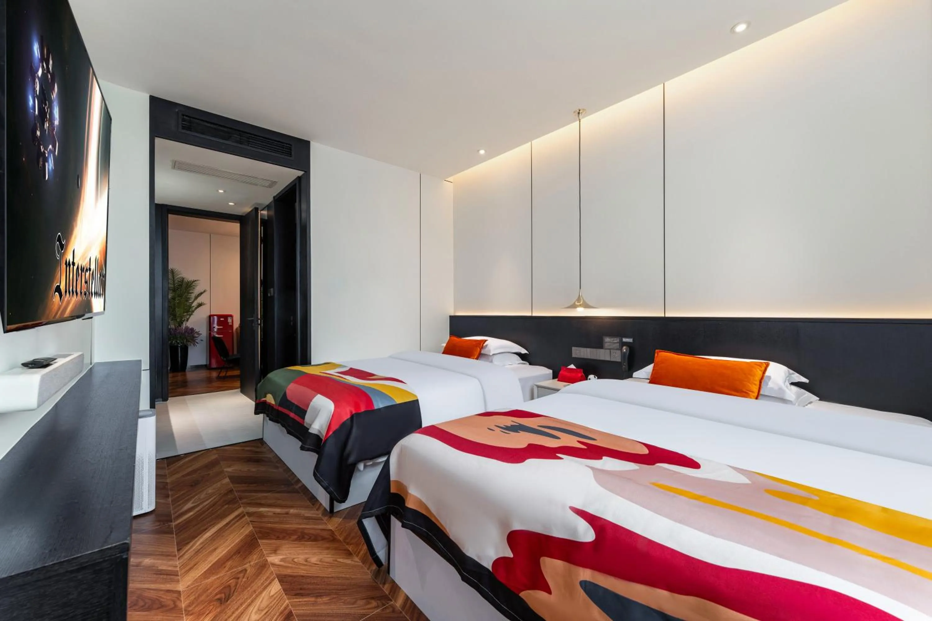 Bed in HeSu Hidden Art Hotel & Suites -Near Xi'an Drum Tower and Yongning Gate -Free Laundry Luggage Storage -Kitty Café with Freshly Ground Coffee -24H Front Desk -English Service -Exclusive Subsidies for Dumpling Banquet & Show