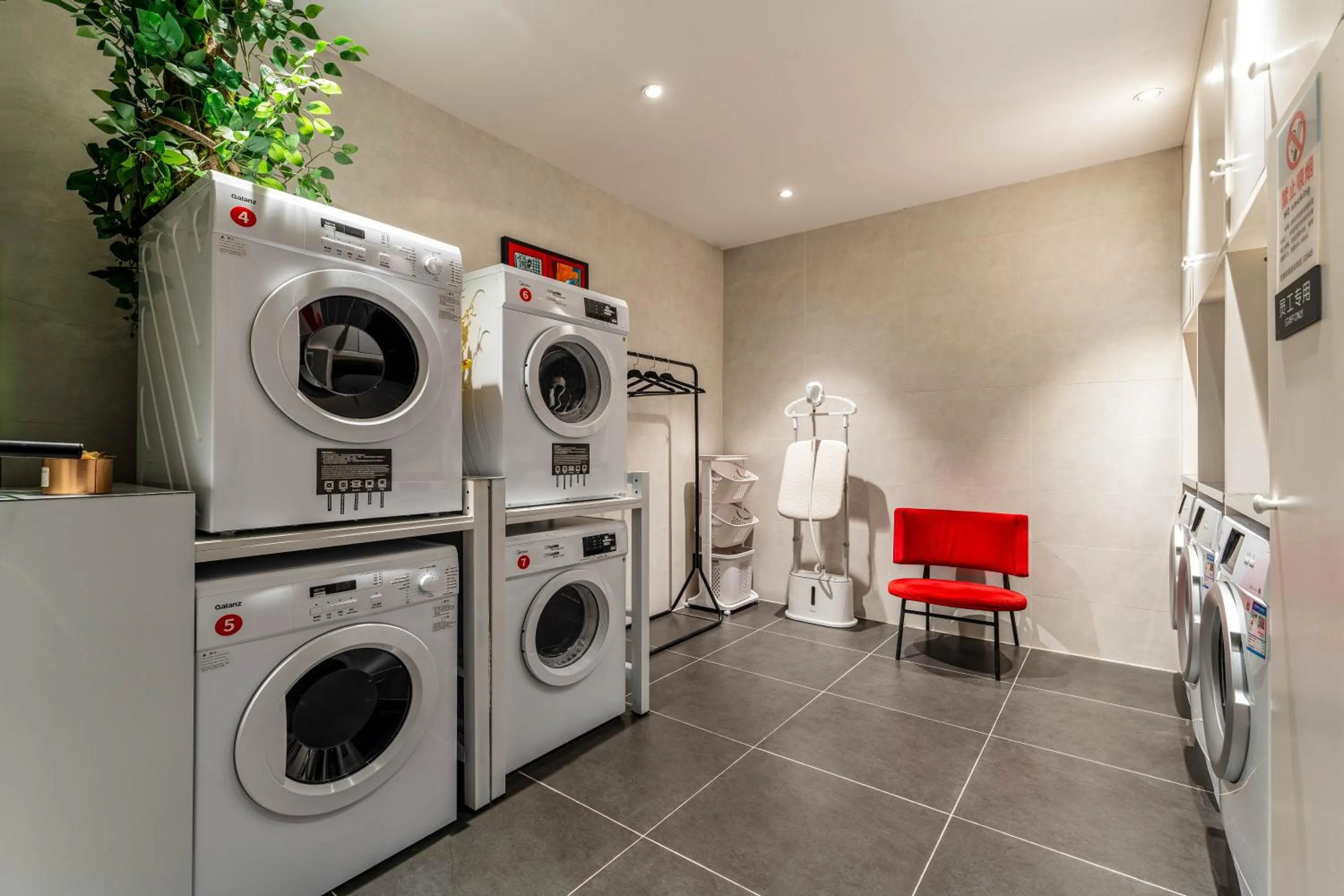 laundry in HeSu Hidden Art Hotel & Suites -Near Xi'an Drum Tower and Yongning Gate -Free Laundry Luggage Storage -Kitty Café with Freshly Ground Coffee -24H Front Desk -English Service -Exclusive Subsidies for Dumpling Banquet & Show