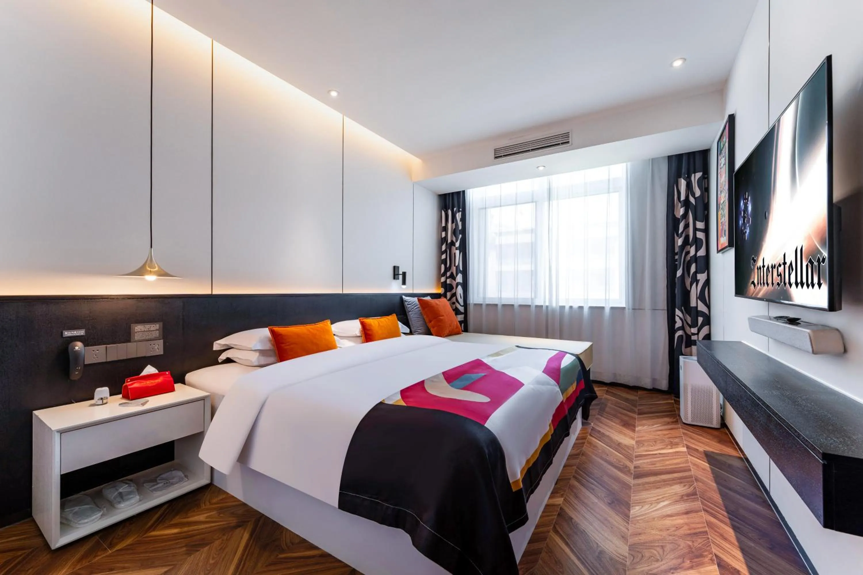 Bed in HeSu Hidden Art Hotel & Suites -Near Xi'an Drum Tower and Yongning Gate -Free Laundry Luggage Storage -Kitty Café with Freshly Ground Coffee -24H Front Desk -English Service -Exclusive Subsidies for Dumpling Banquet & Show