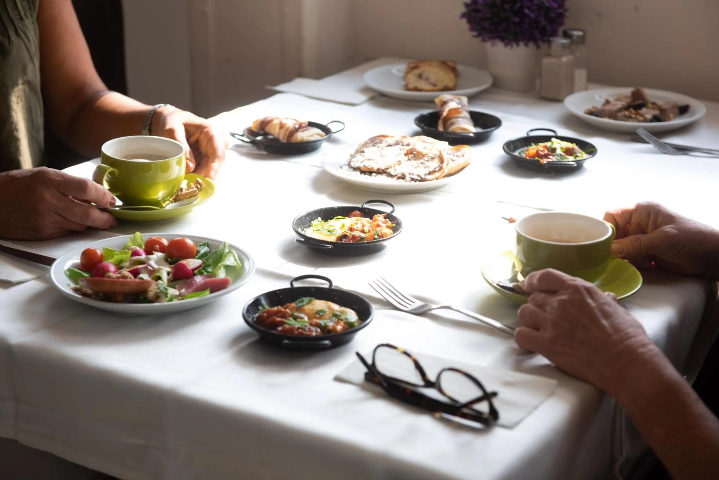 Restaurant/places to eat in Astoria Galilee Hotel