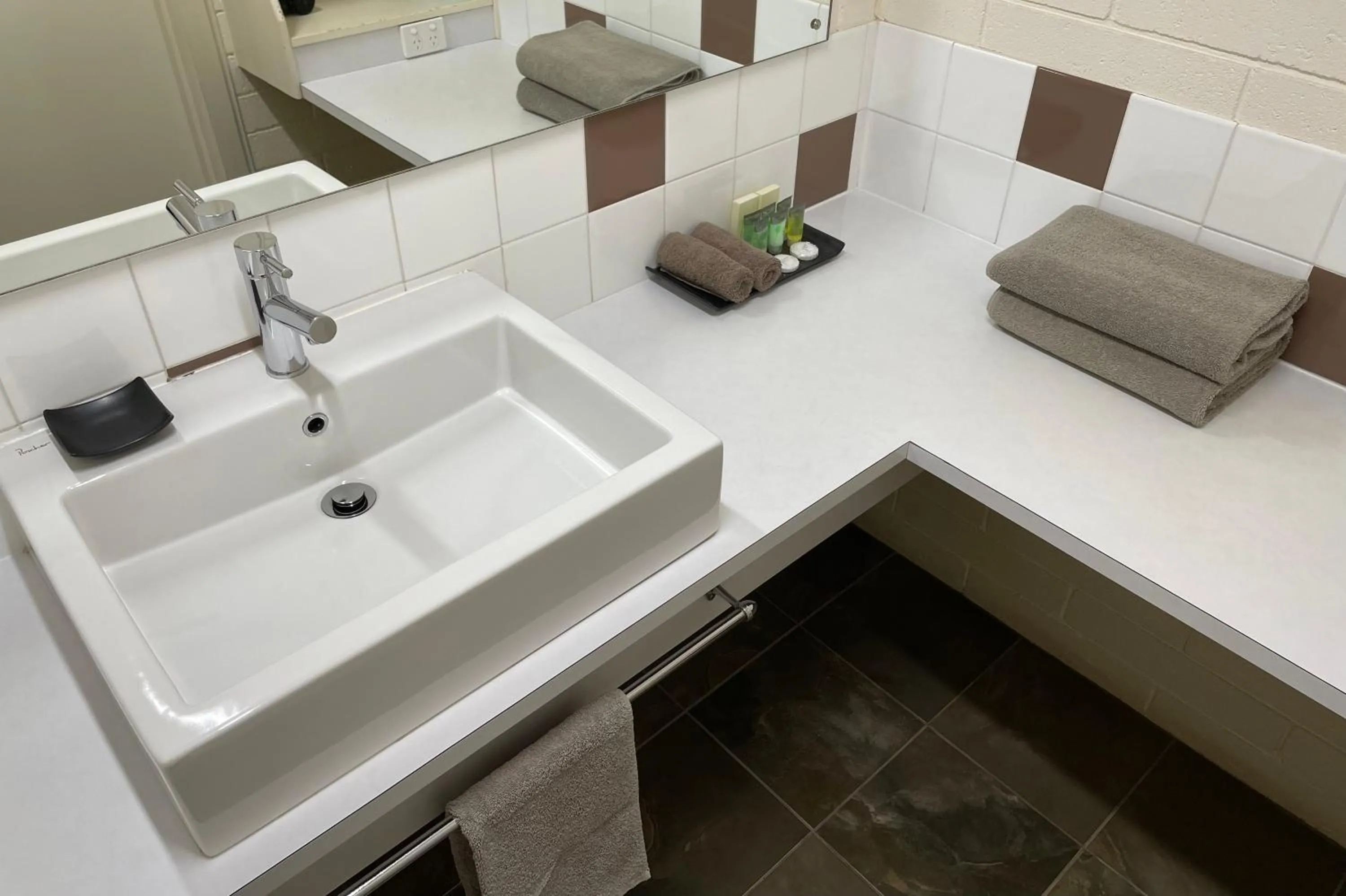 Bathroom in Central Highlands Motor Inn