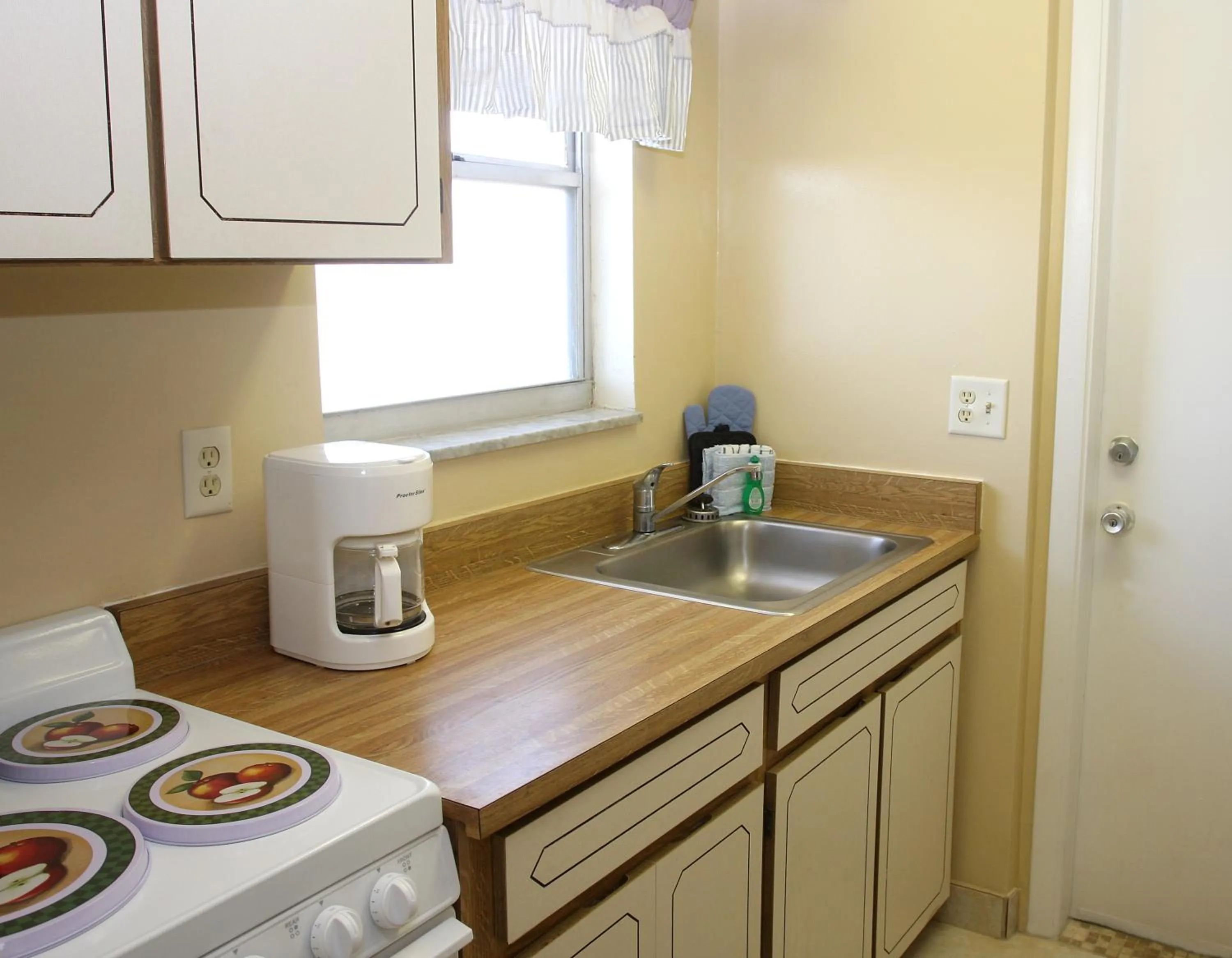 Kitchen or kitchenette in Makai Beach Lodge - NOT TAKING RESERVATIONS DUE TO HURRICANE DAMAGE Until Mid DEC
