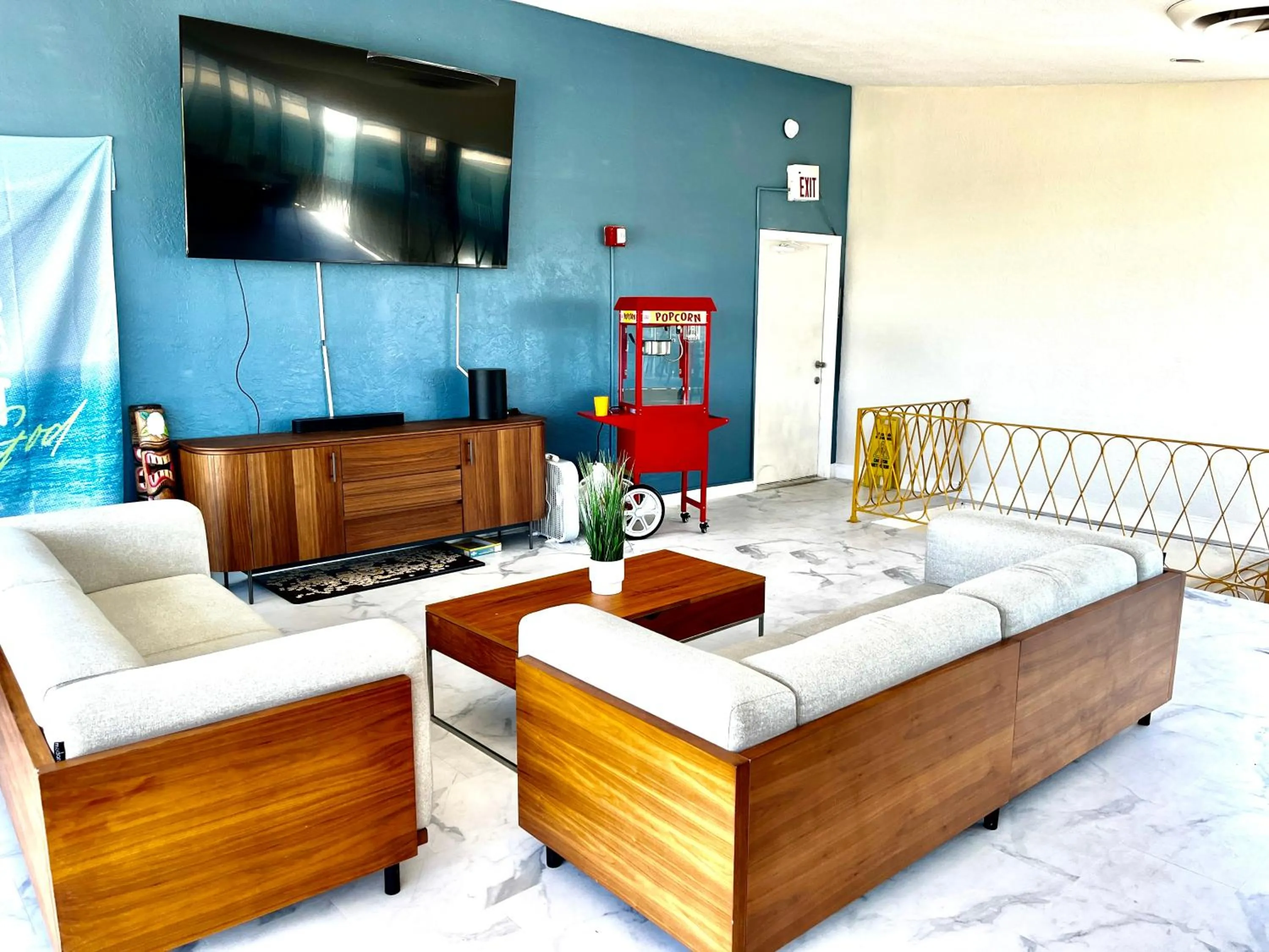 Breakfast in Makai Beach Lodge - NOT TAKING RESERVATIONS DUE TO HURRICANE DAMAGE Until Mid DEC