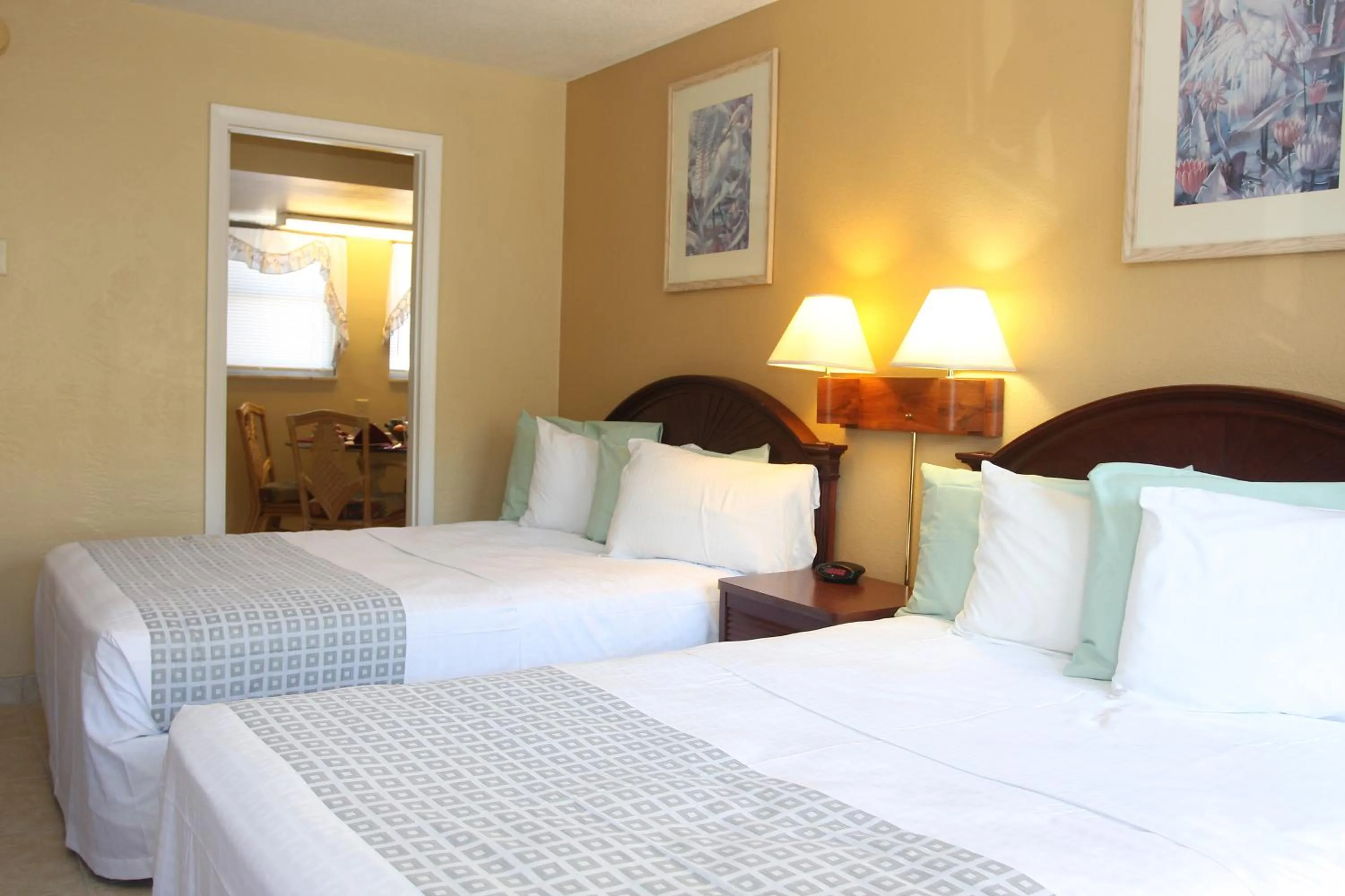 Bed in Makai Beach Lodge - NOT TAKING RESERVATIONS DUE TO HURRICANE DAMAGE Until Mid DEC