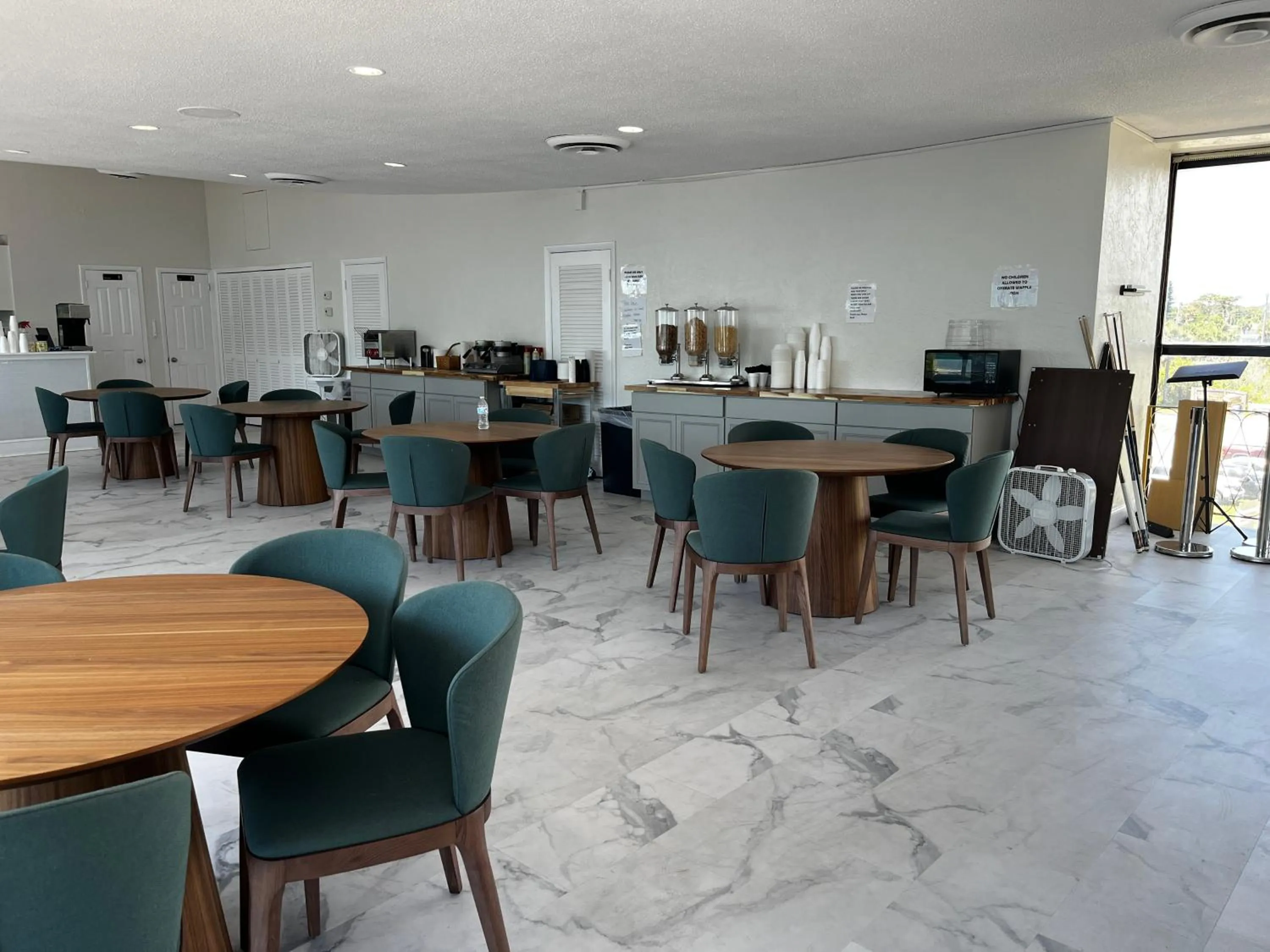 Breakfast in Makai Beach Lodge - NOT TAKING RESERVATIONS DUE TO HURRICANE DAMAGE Until Mid DEC