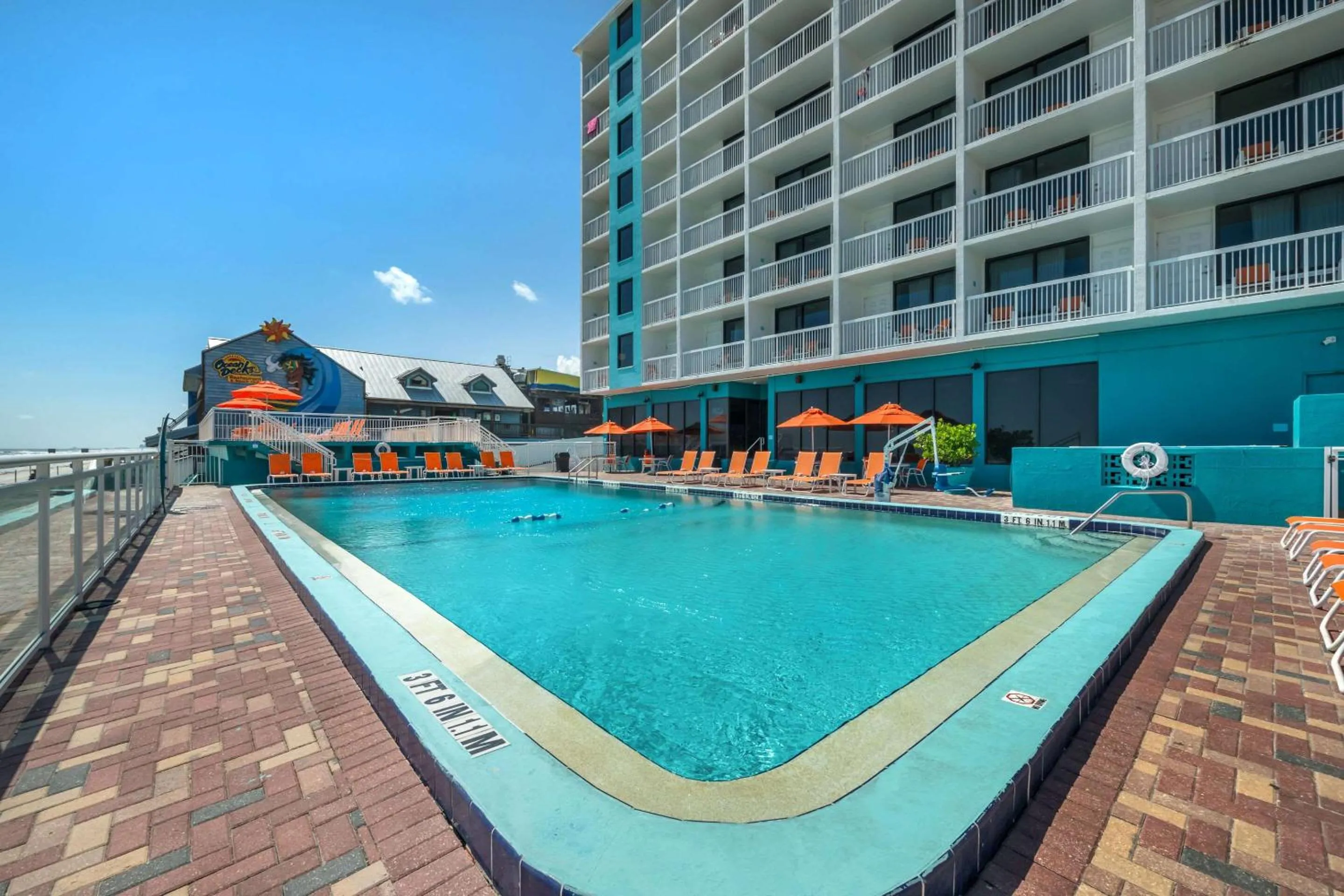 Swimming pool in Comfort Inn & Suites Daytona Beach Oceanfront
