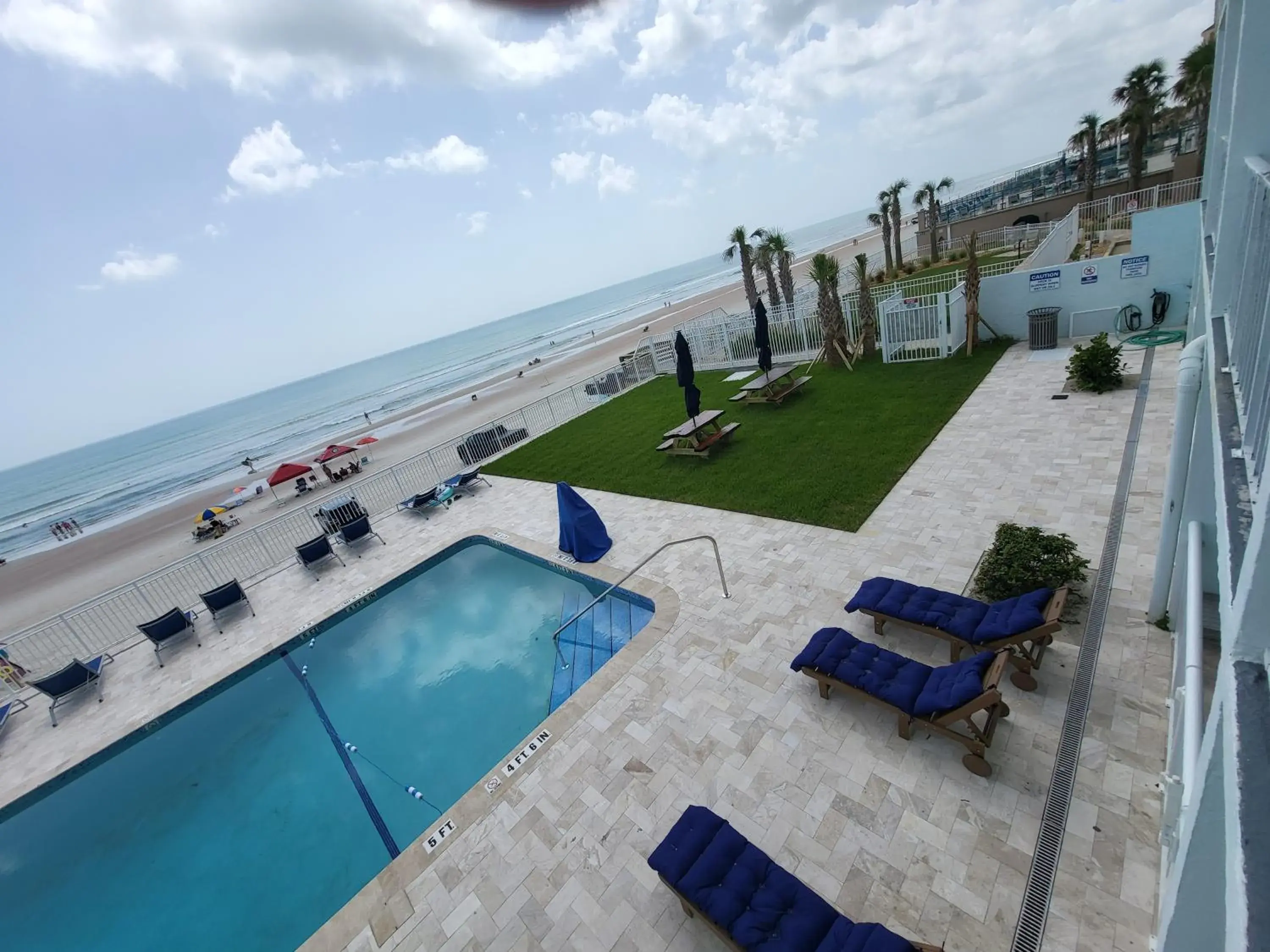 Swimming pool in Beachside Hotel Swimming pool in Beachside Hotel