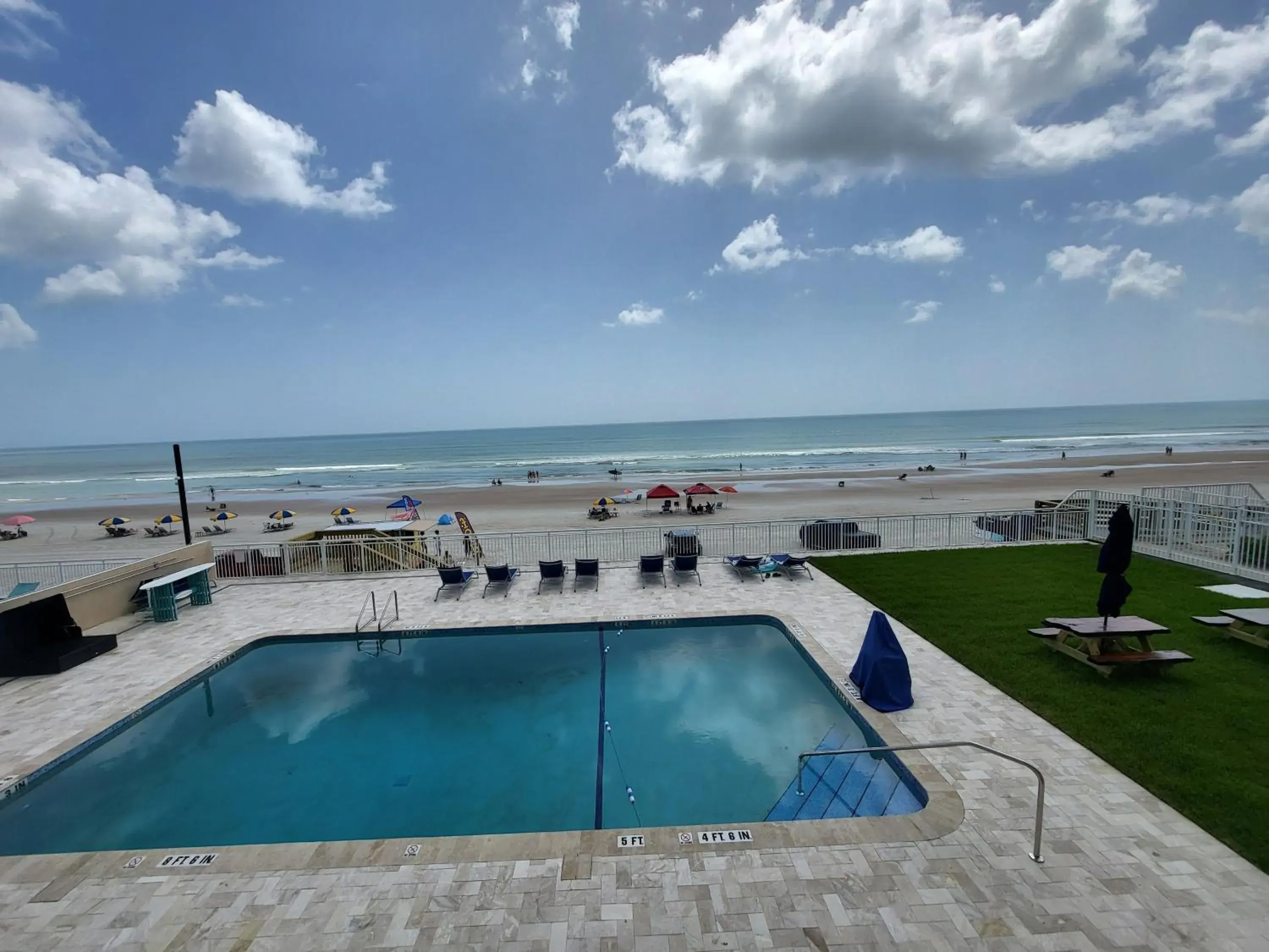 Swimming pool in Beachside Hotel Swimming pool in Beachside Hotel