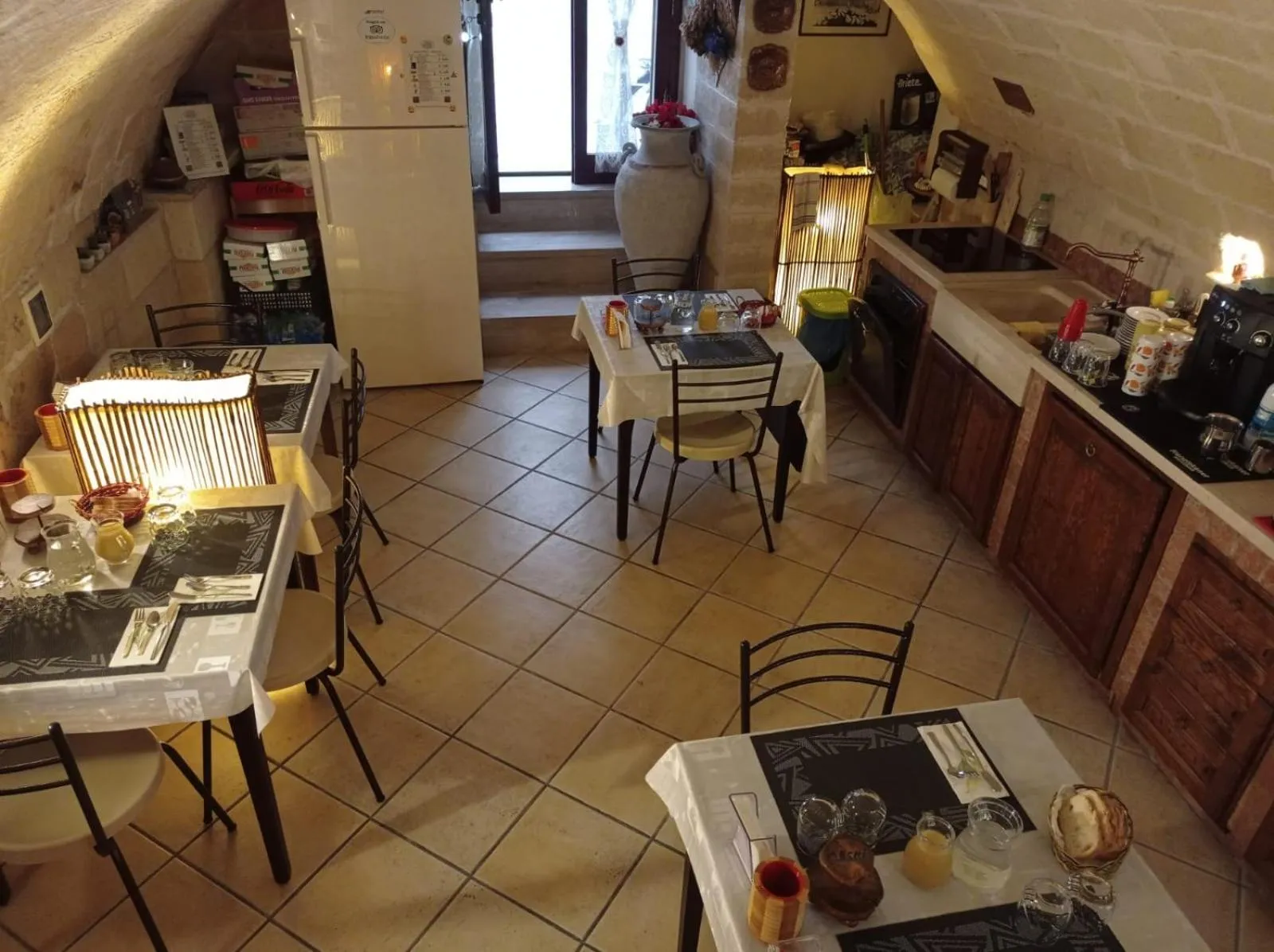 Dining area in B&B Casa Cimino - Monopoli - Puglia