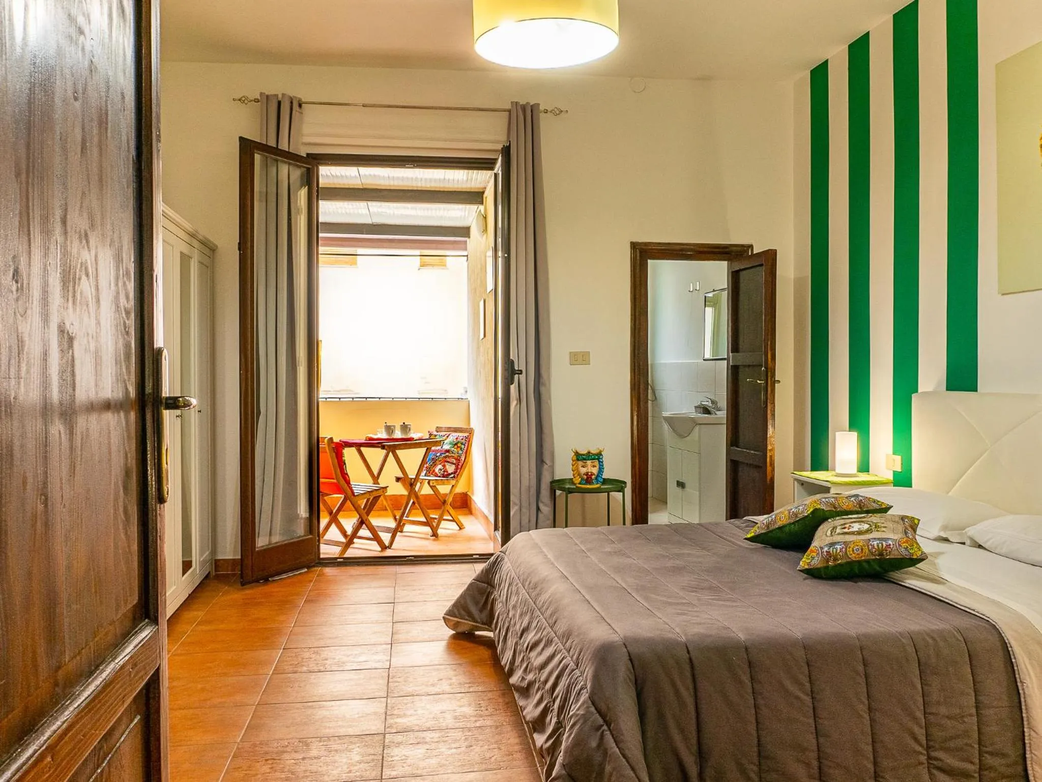 Photo of the whole room, Bed in La Casa del Moro