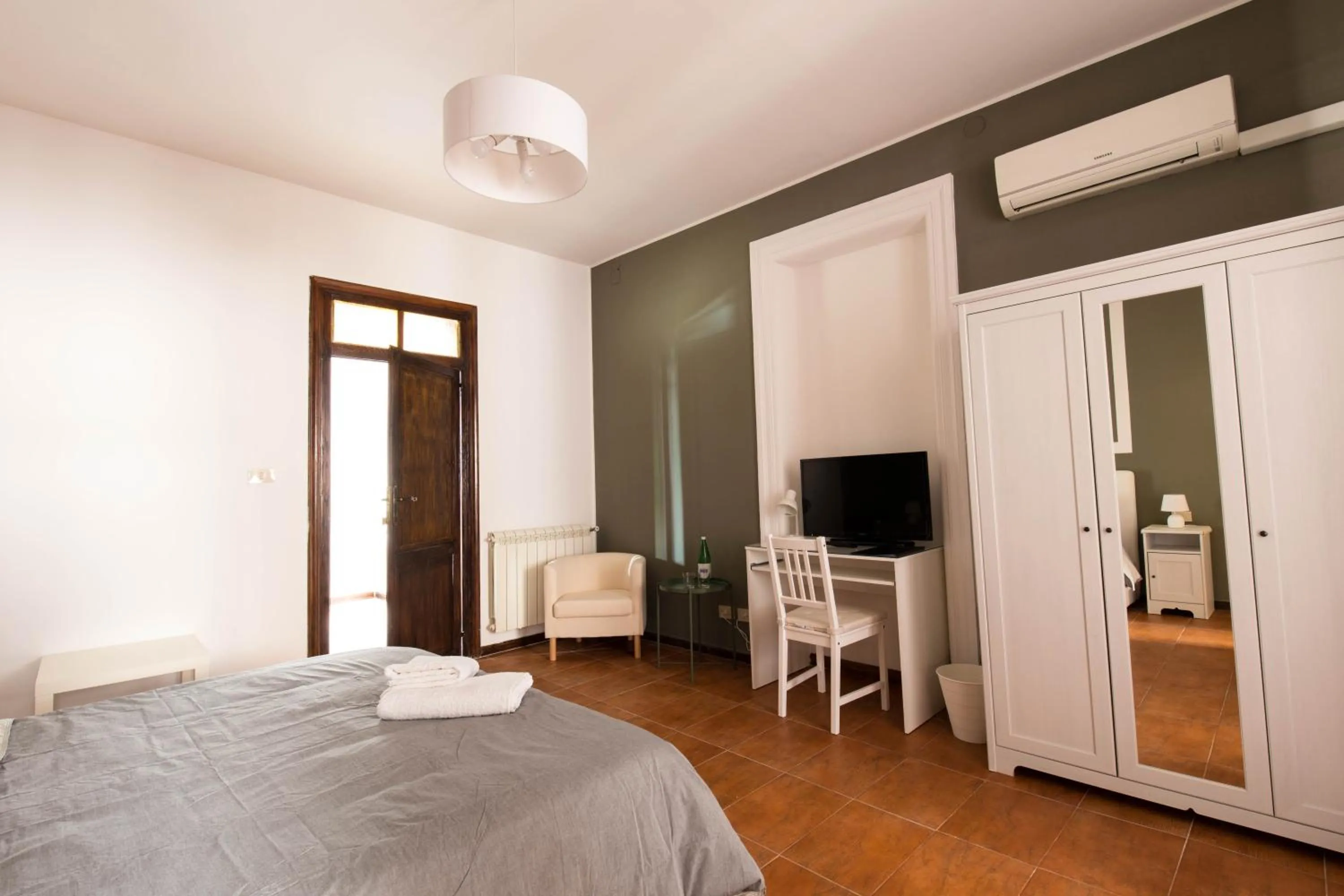 Photo of the whole room, Bed in La Casa del Moro