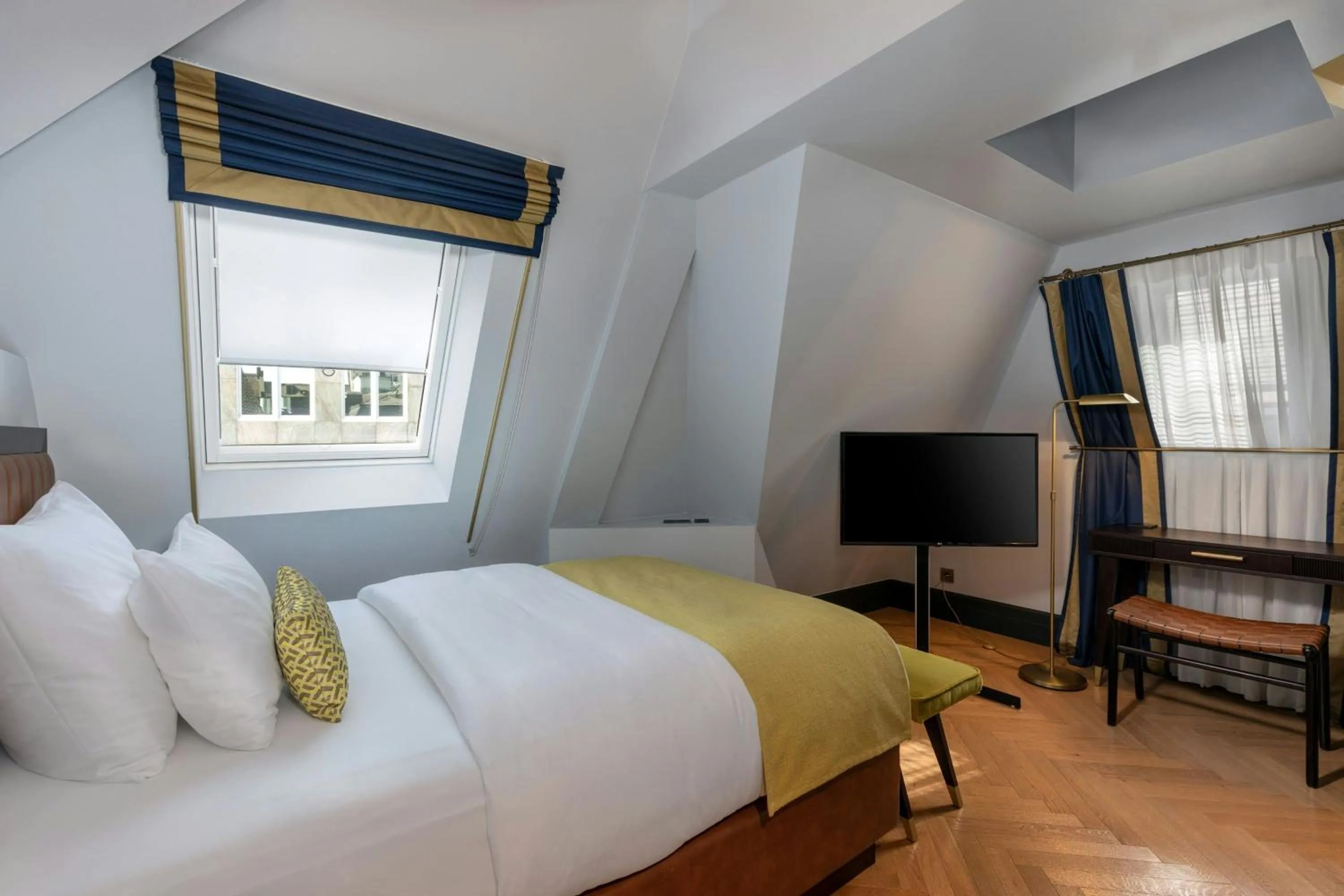 Photo of the whole room, Bed in LUME Boutique Hotel, Autograph Collection