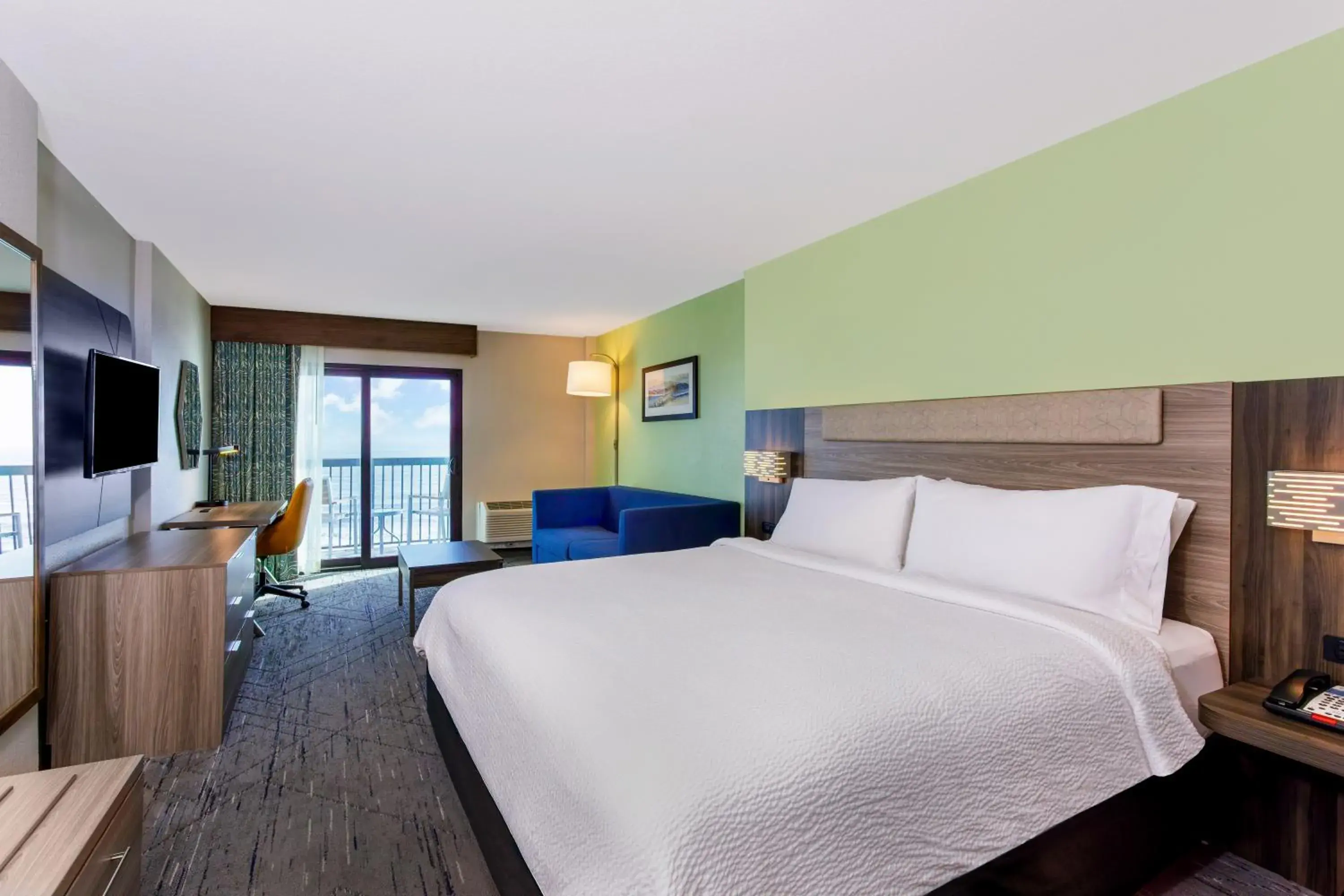 Bedroom, Bed in Holiday Inn Express & Suites Oceanfront Daytona Beach Shores by IHG Bedroom, Bed in Holiday Inn Express & Suites Oceanfront Daytona Beach Shores by IHG