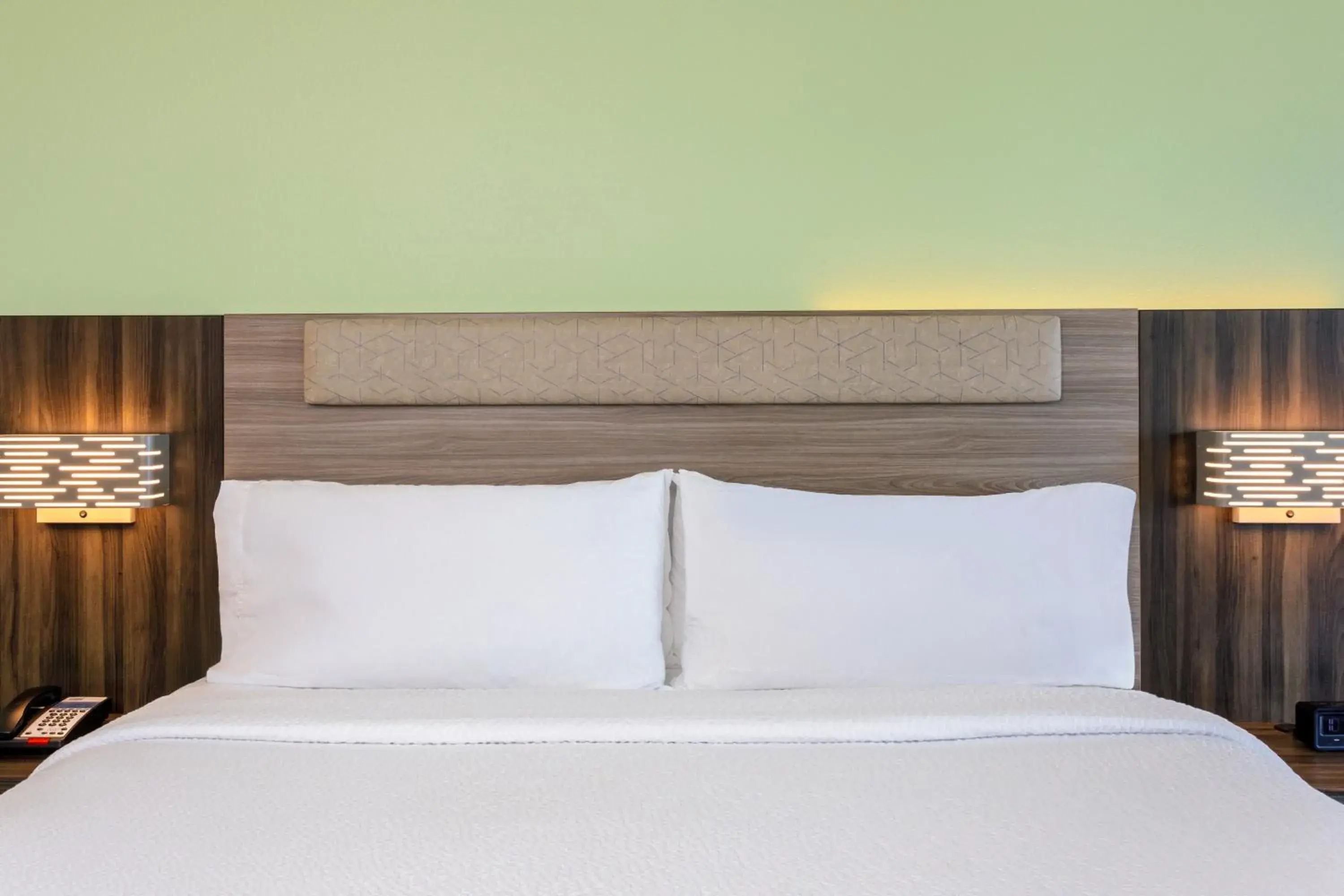 Bedroom, Bed in Holiday Inn Express & Suites Oceanfront Daytona Beach Shores by IHG Bedroom, Bed in Holiday Inn Express & Suites Oceanfront Daytona Beach Shores by IHG