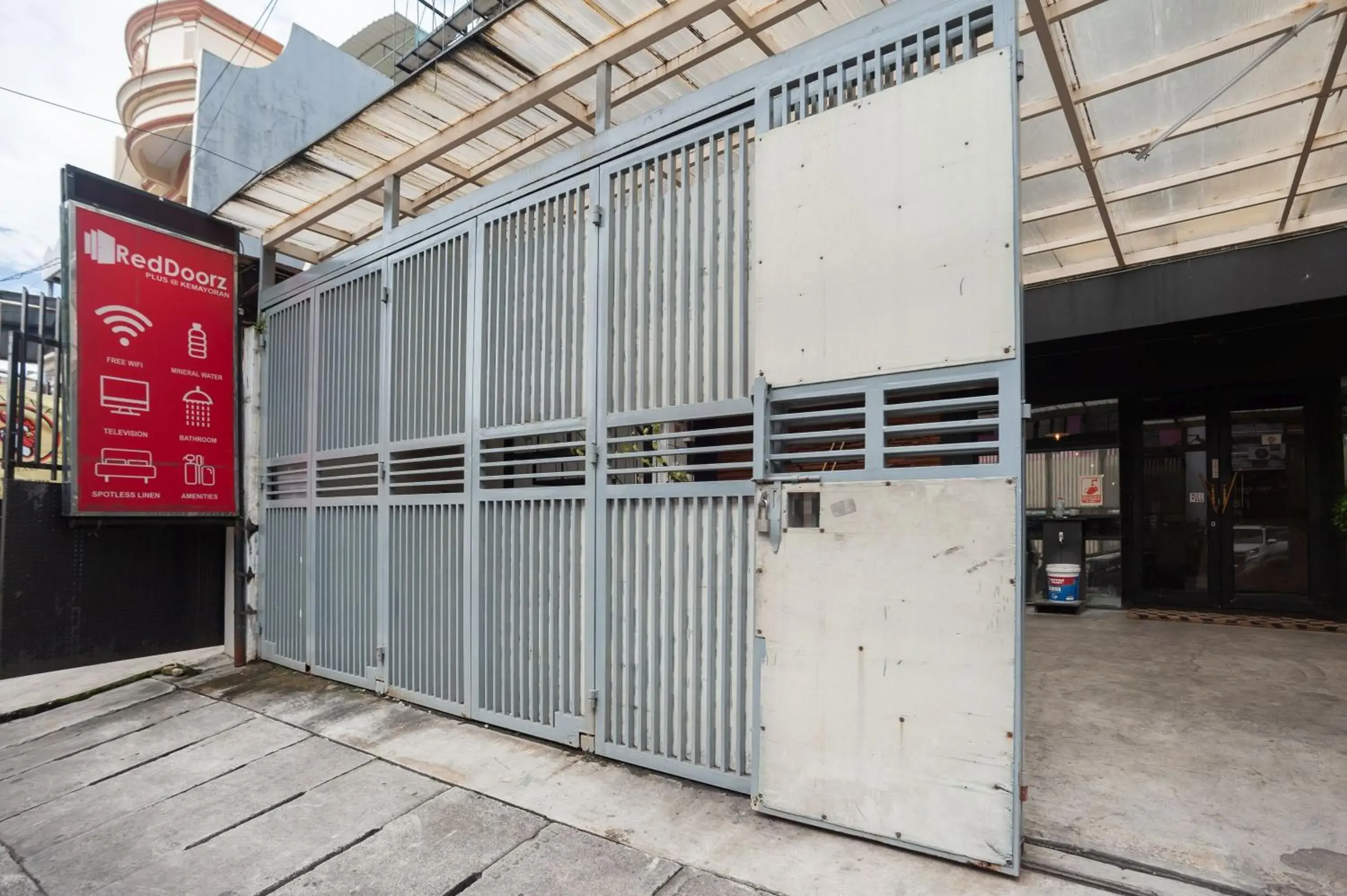 Property building in RedDoorz Plus @ Kemayoran Property building in RedDoorz Plus @ Kemayoran