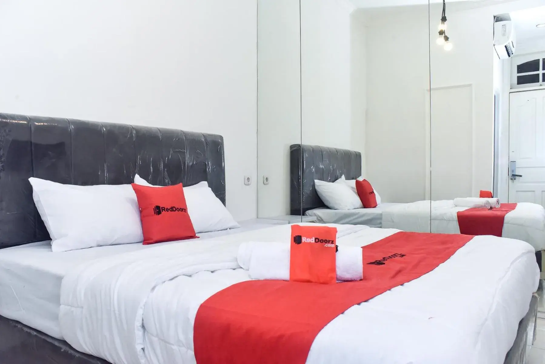 Bedroom, Bed in RedDoorz Plus @ Kemayoran Bedroom, Bed in RedDoorz Plus @ Kemayoran