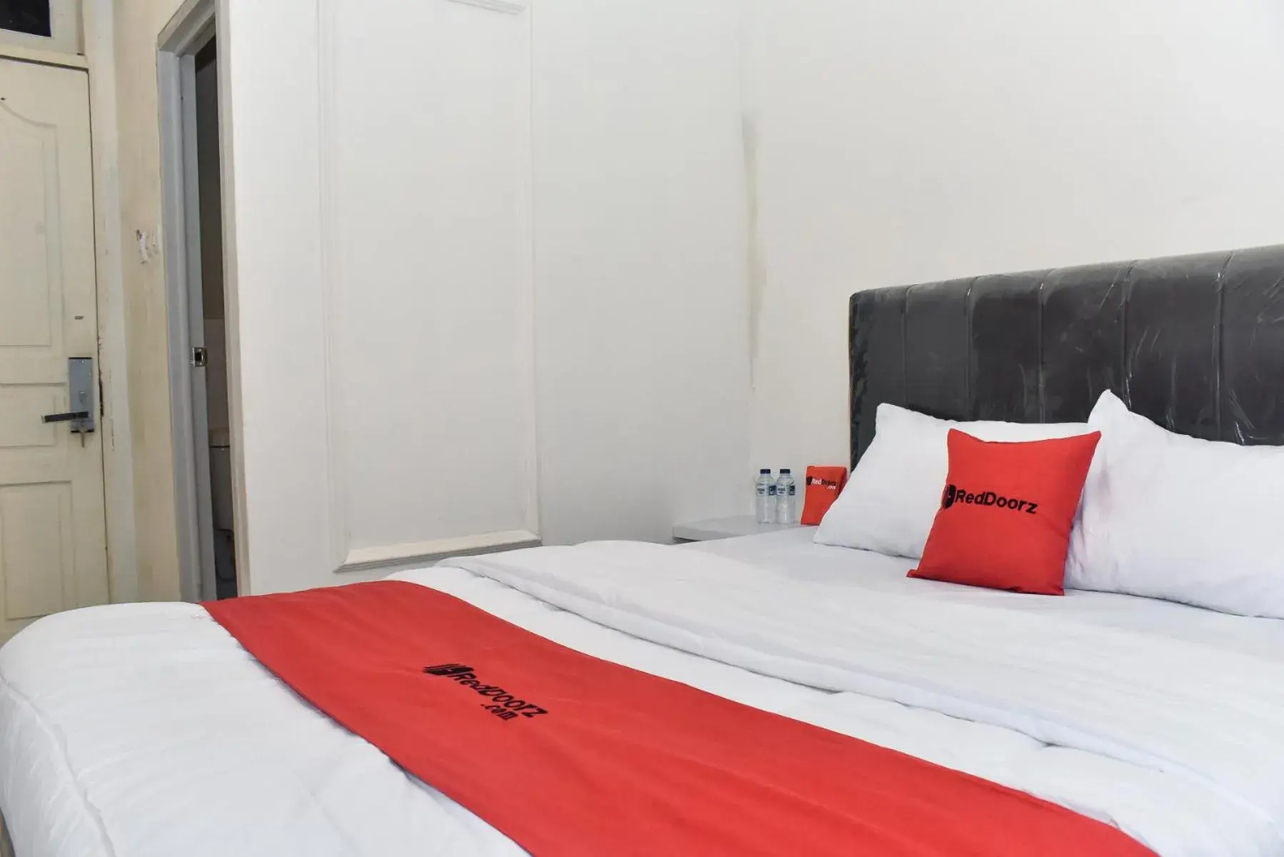 Bedroom, Bed in RedDoorz Plus @ Kemayoran Bedroom, Bed in RedDoorz Plus @ Kemayoran